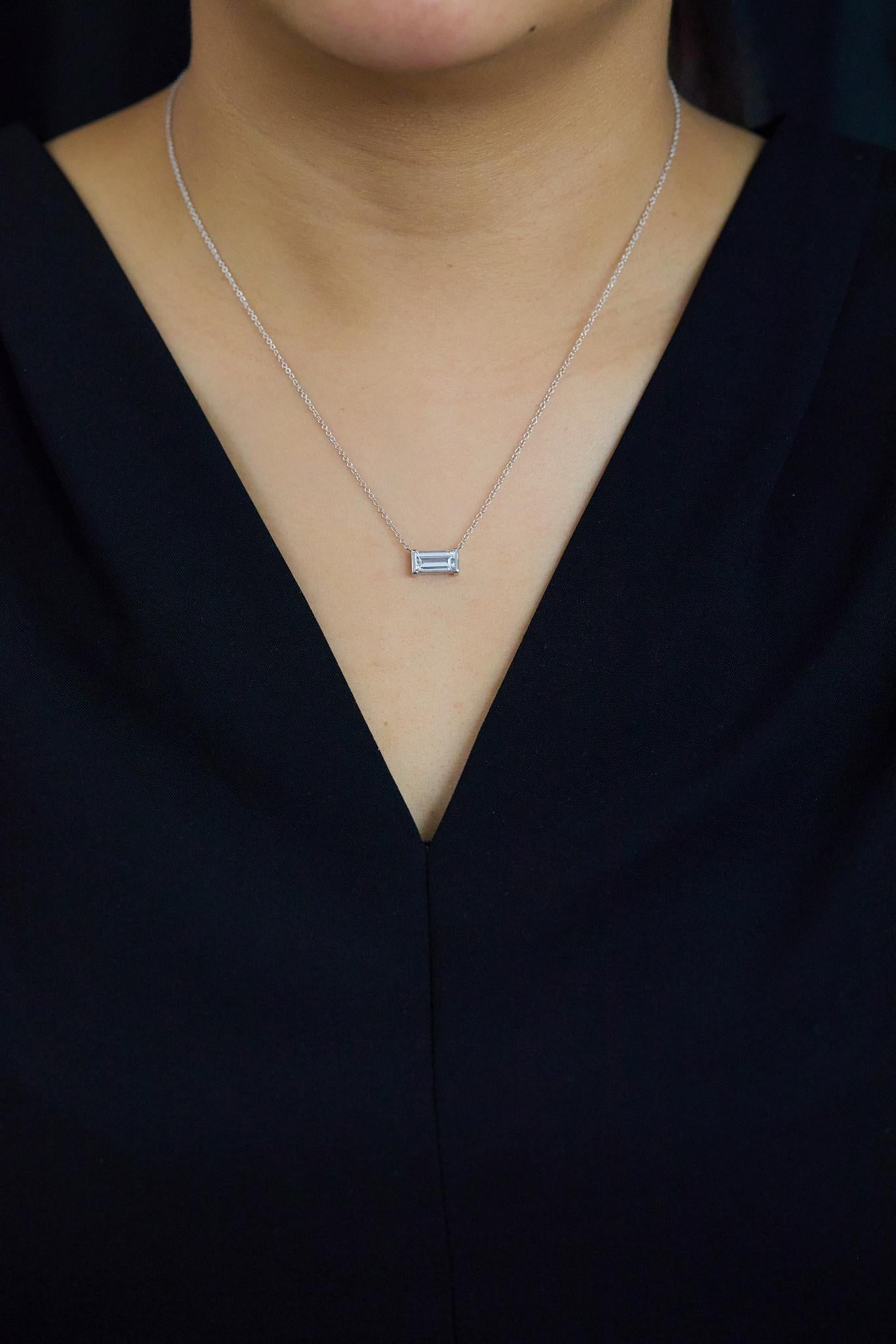 Contemporain Collier solitaire avec pendentif en diamant baguette de 1,70 carat en platine en vente