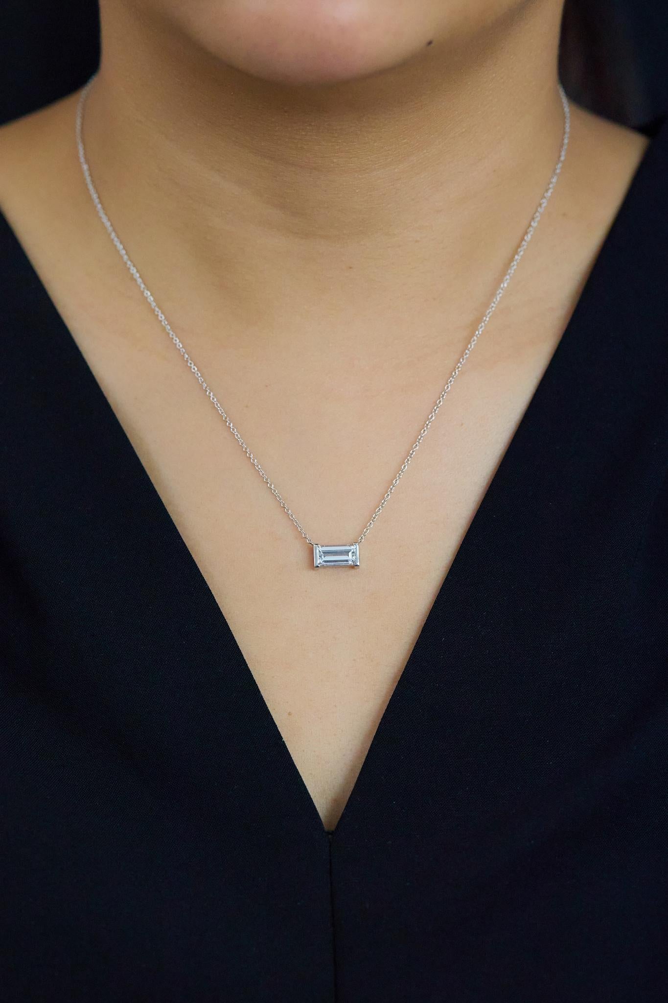 Taille baguette Collier solitaire avec pendentif en diamant baguette de 1,70 carat en platine en vente