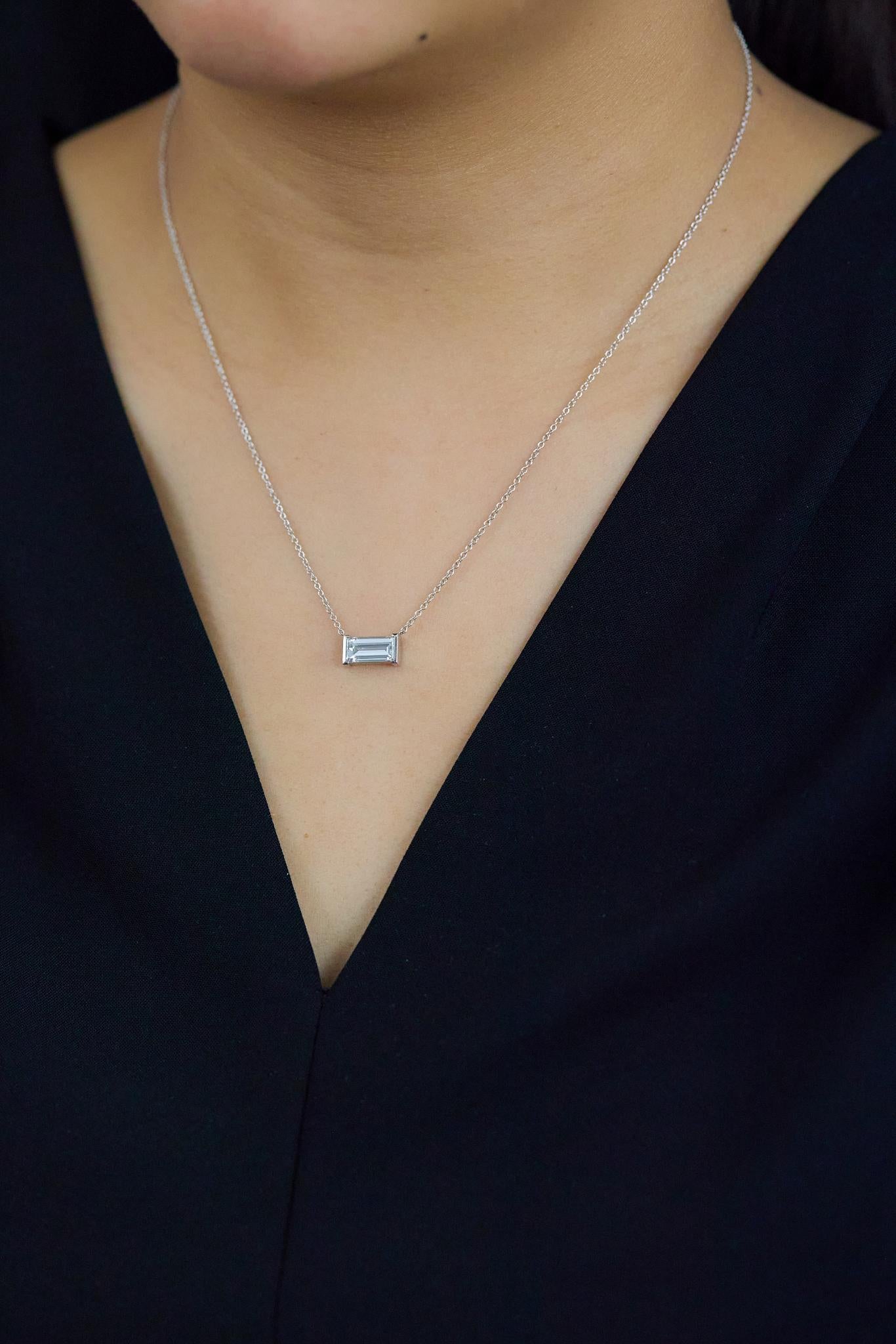 Collier solitaire avec pendentif en diamant baguette de 1,70 carat en platine Neuf - En vente à New York, NY