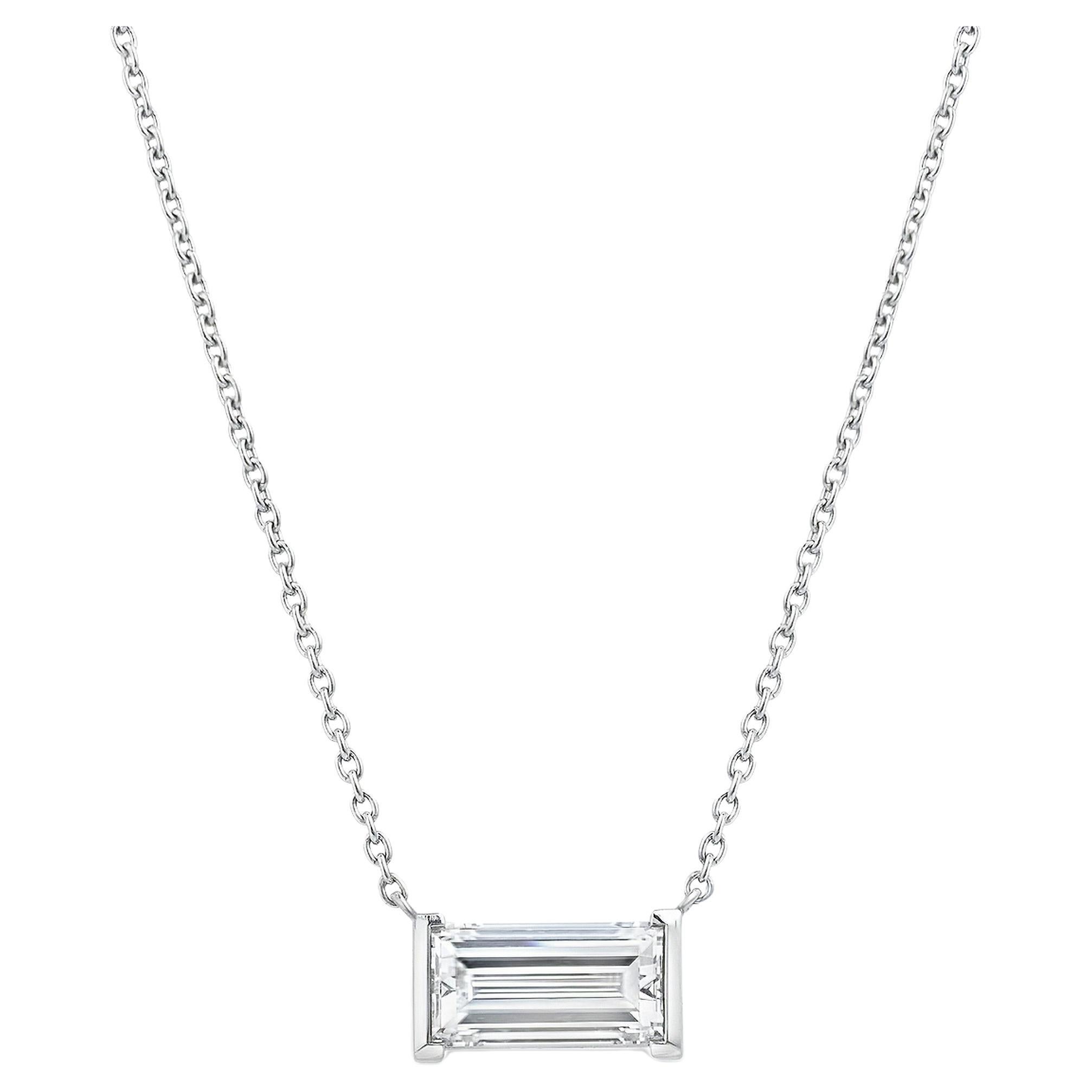 Collier solitaire avec pendentif en diamant baguette de 1,70 carat en platine en vente