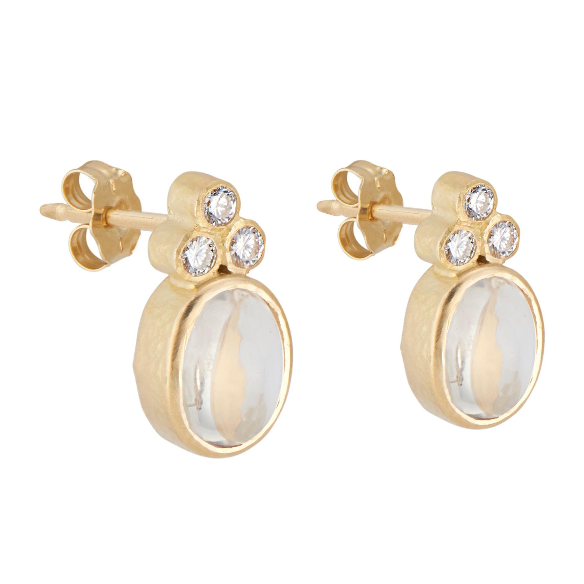 Taille ovale Boucles d'oreilles en or jaune avec diamants et pierre de lune bleue de 1,70 carat en vente