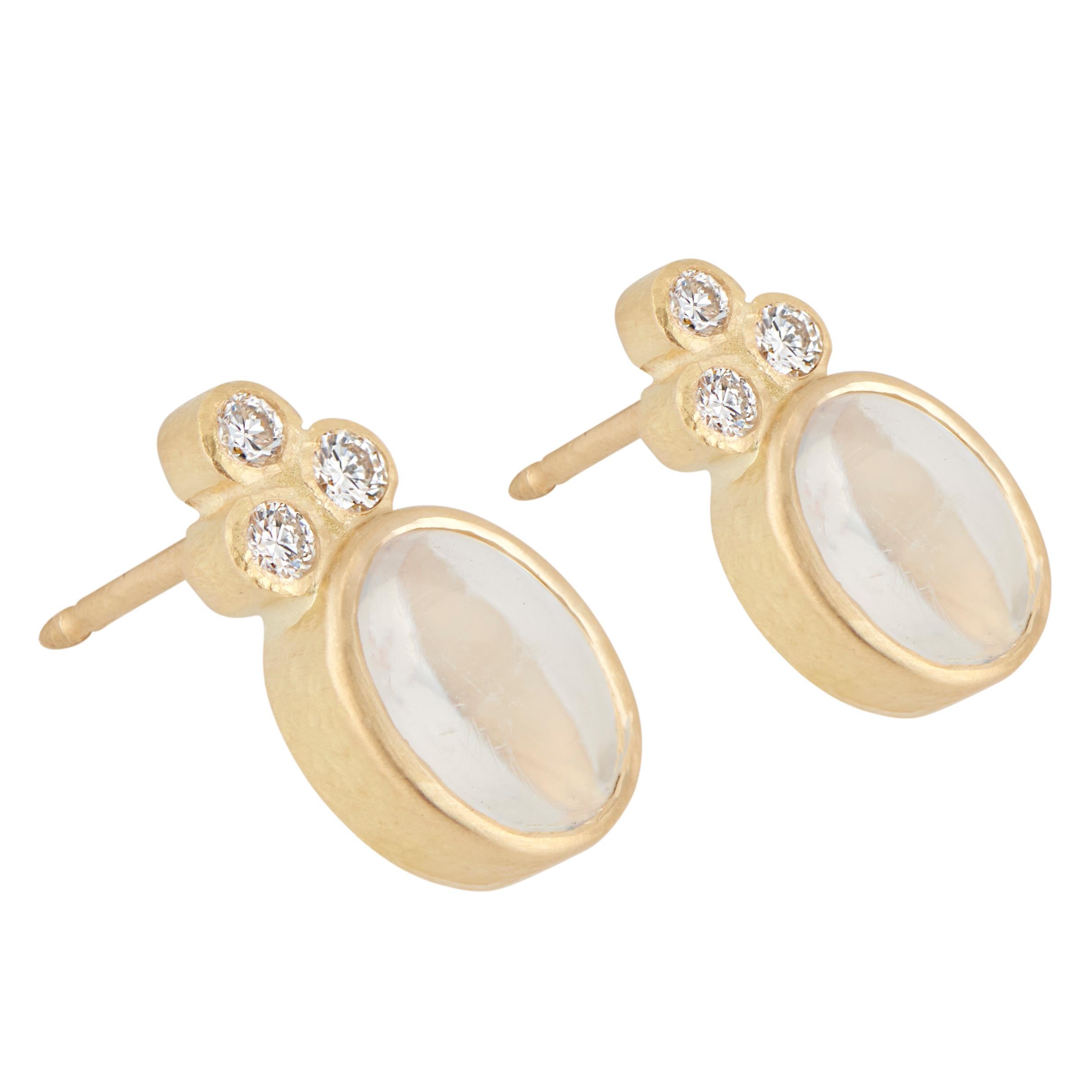 Boucles d'oreilles en or jaune avec diamants et pierre de lune bleue de 1,70 carat Excellent état - En vente à Stamford, CT