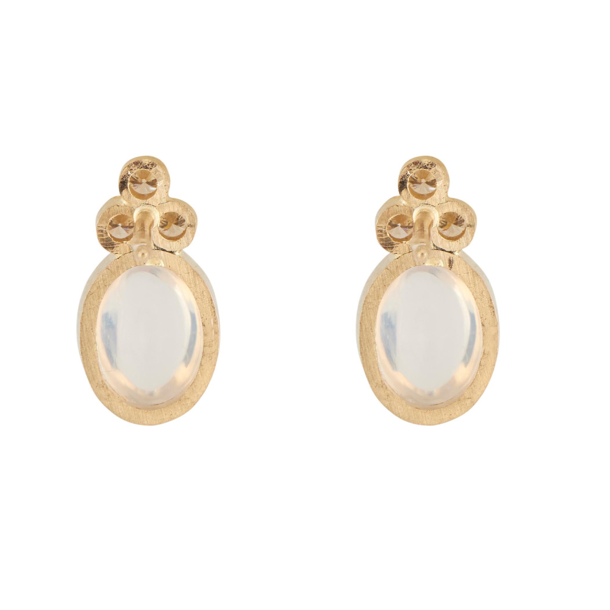 Boucles d'oreilles en or jaune avec diamants et pierre de lune bleue de 1,70 carat Pour femmes en vente