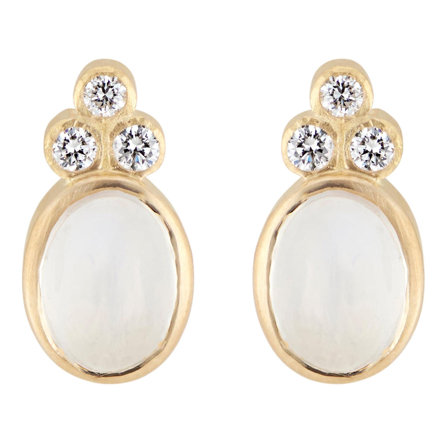 Boucles d'oreilles en or jaune avec diamants et pierre de lune bleue de 1,70 carat en vente