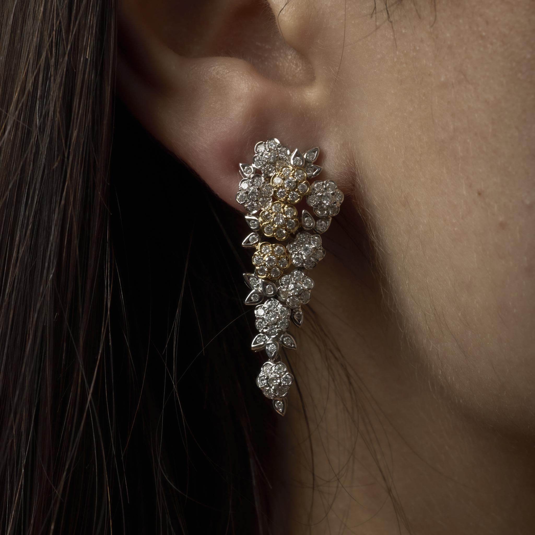Orecchini floreali in oro bianco e giallo 18k con diamante da 1,70 carati in vendita 1