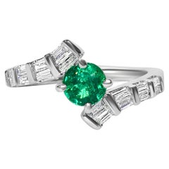 Anillo de diamantes y esmeralda colombiana de 1,70 quilates en oro de 14 quilates.