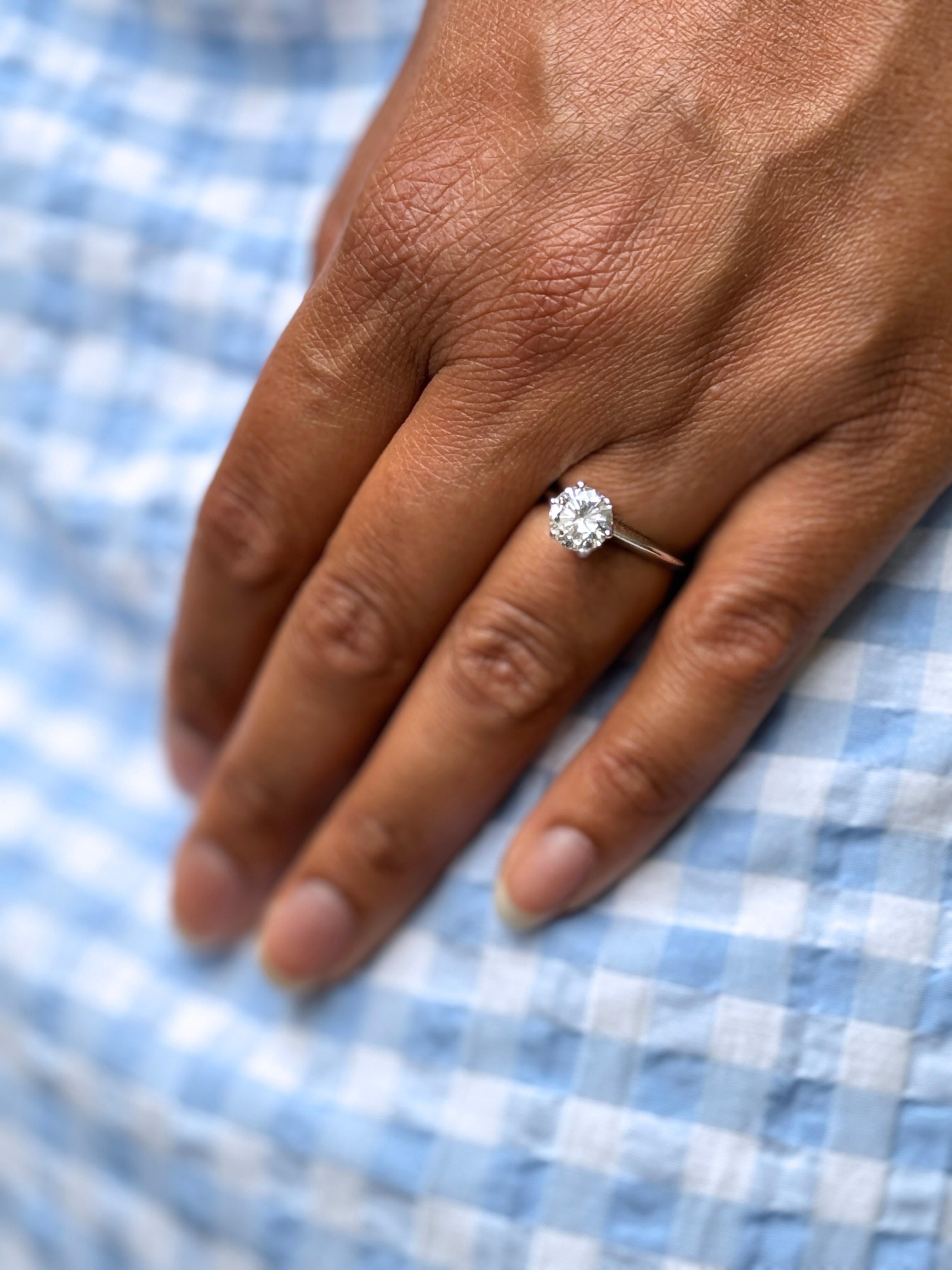 Dieser wunderschöne Solitär-Diamantring mit 1,70 Karat ist einfach göttlich. 

Dieser atemberaubende runde Diamant im Brillantschliff ist wunderbar hell und wurde mit G in der Farbe und SI1 in der Reinheit zertifiziert. Der Stein ist in einer