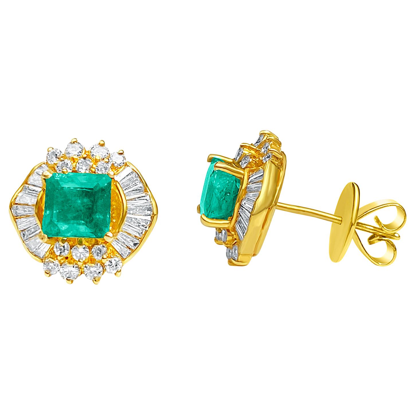Boucles d'oreilles en or 18 carats avec diamants et émeraude de Colombie taille émeraude de 1,70 carat en vente