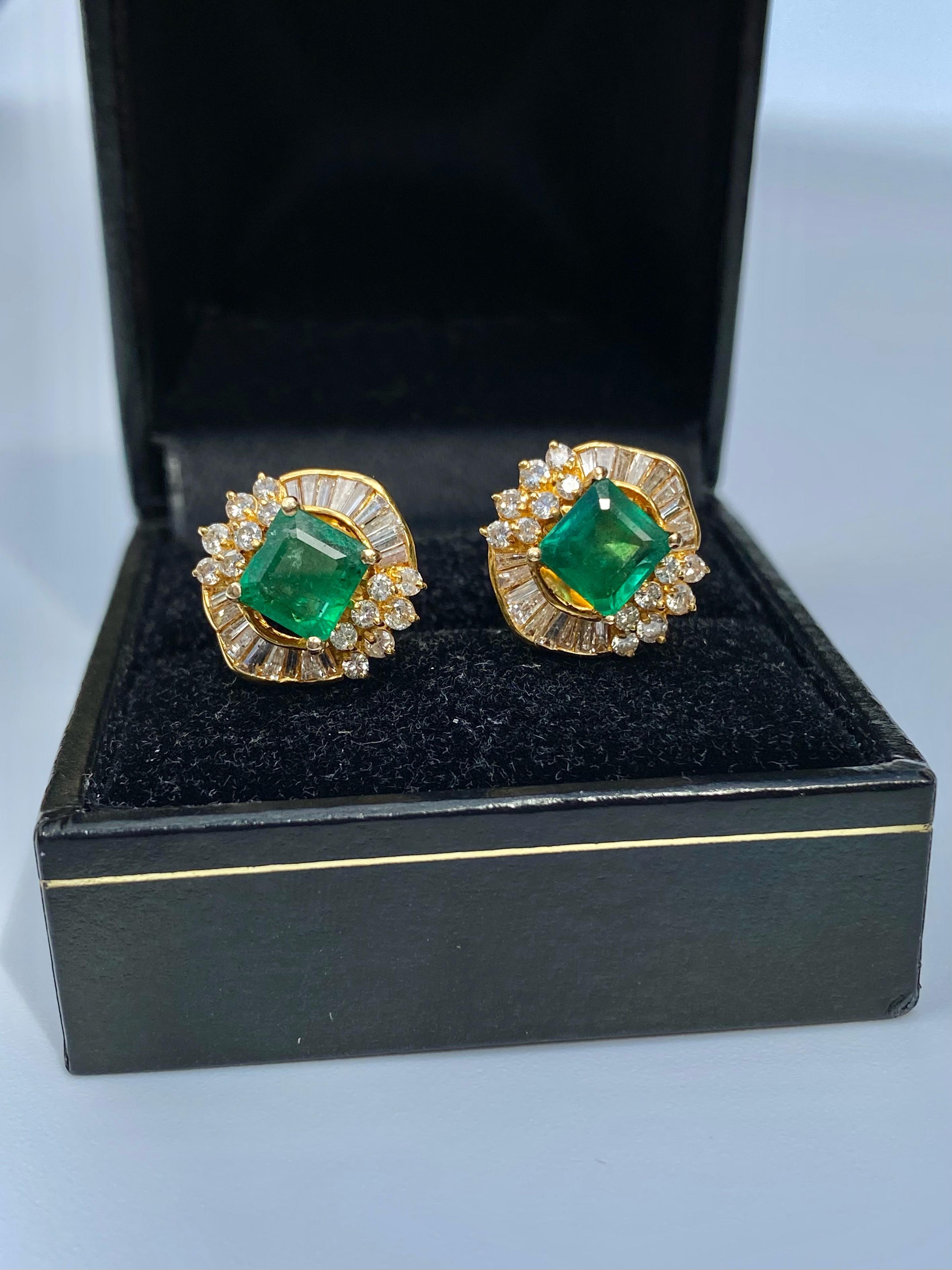 1,70 Karat kolumbianischer Smaragd im Smaragdschliff und Diamantohrringe aus 18 Karat Gold im Zustand „Hervorragend“ im Angebot in Miami, FL