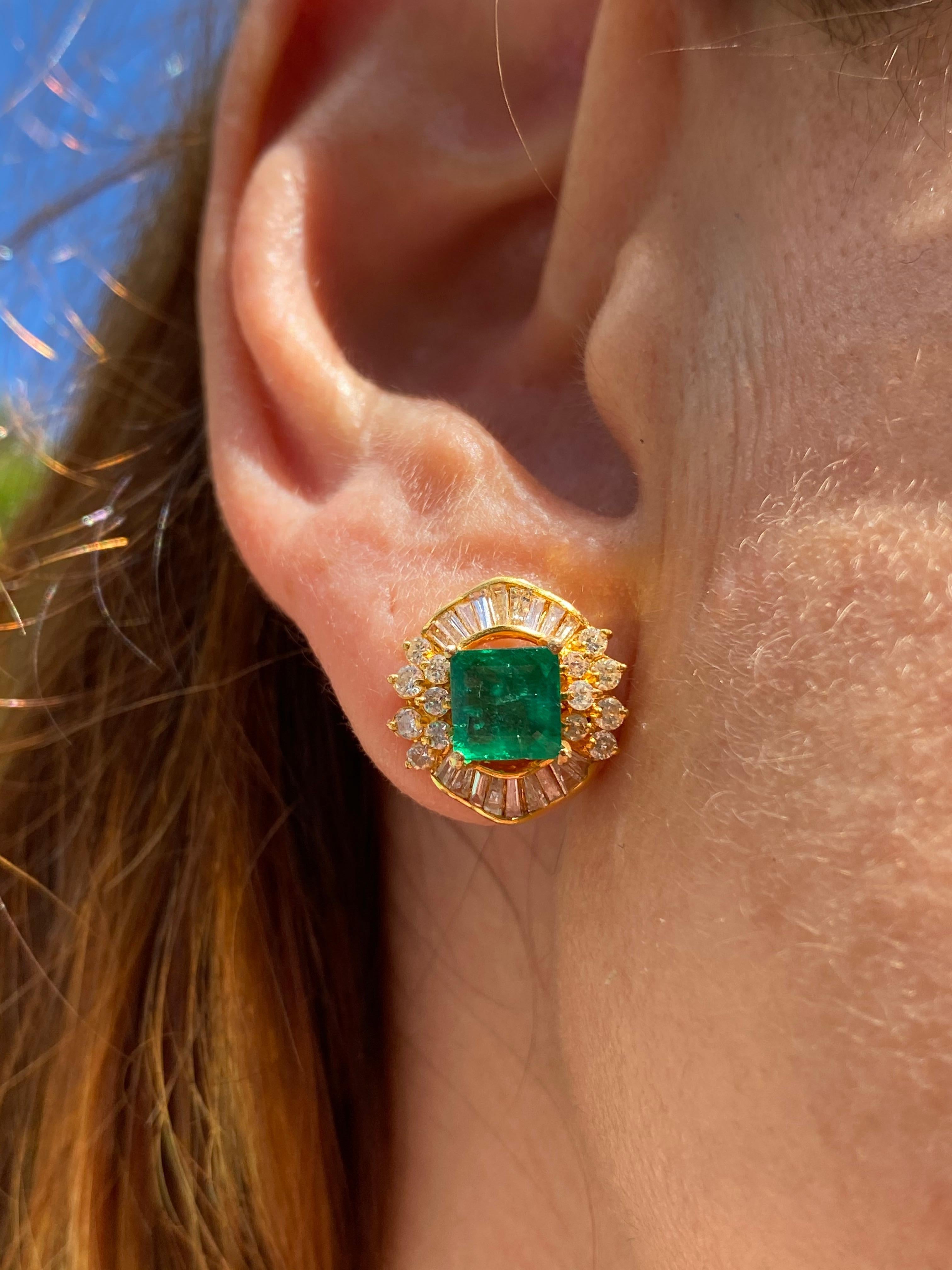 1.70 Carat Emerald-Cut Colombian Emerald and Diamond 18 Karat Gold Earrings In Excellent Condition For Sale In Miami, FL