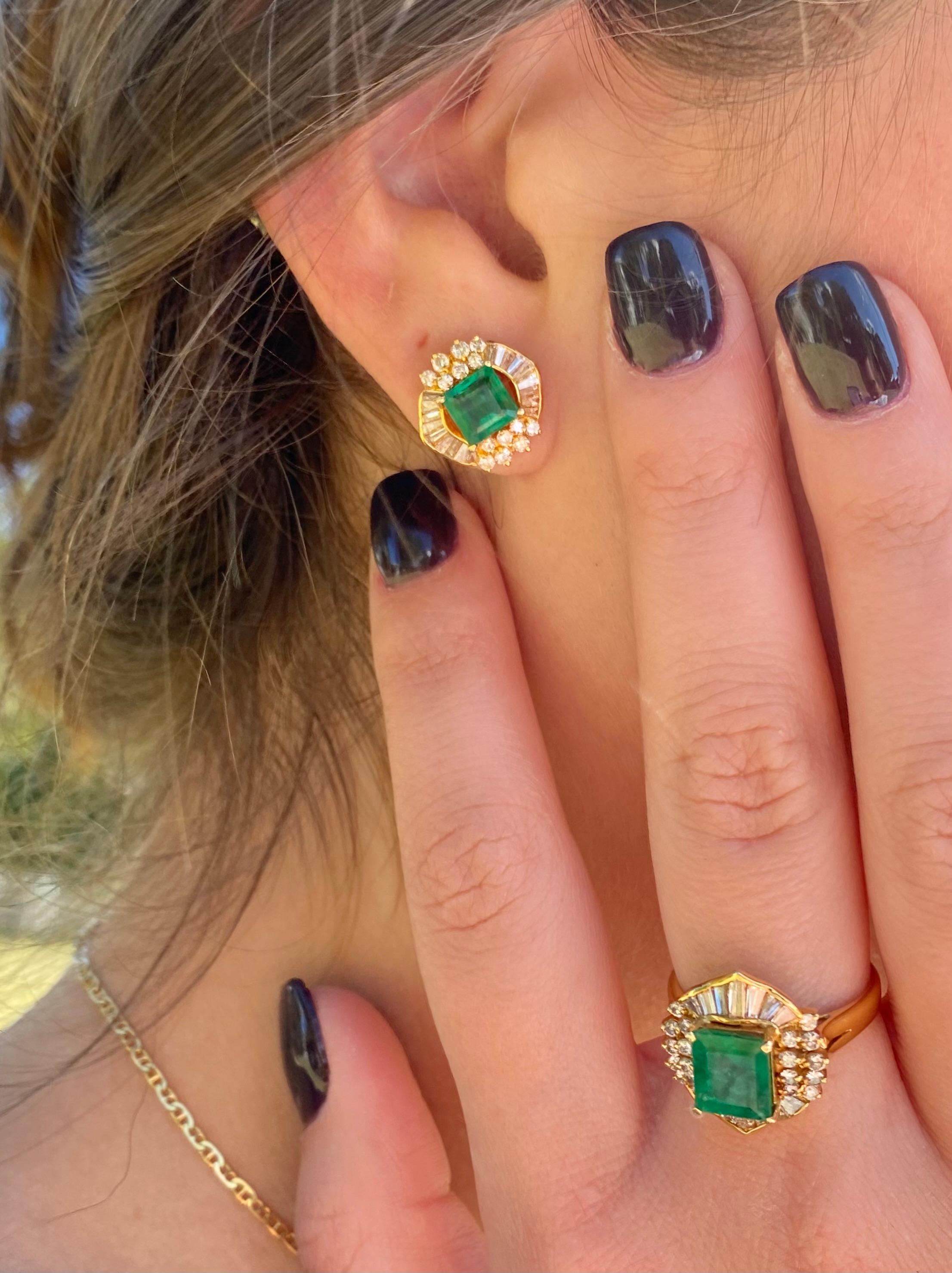 Women's or Men's 1.70 Carat Emerald-Cut Colombian Emerald and Diamond 18 Karat Gold Earrings For Sale