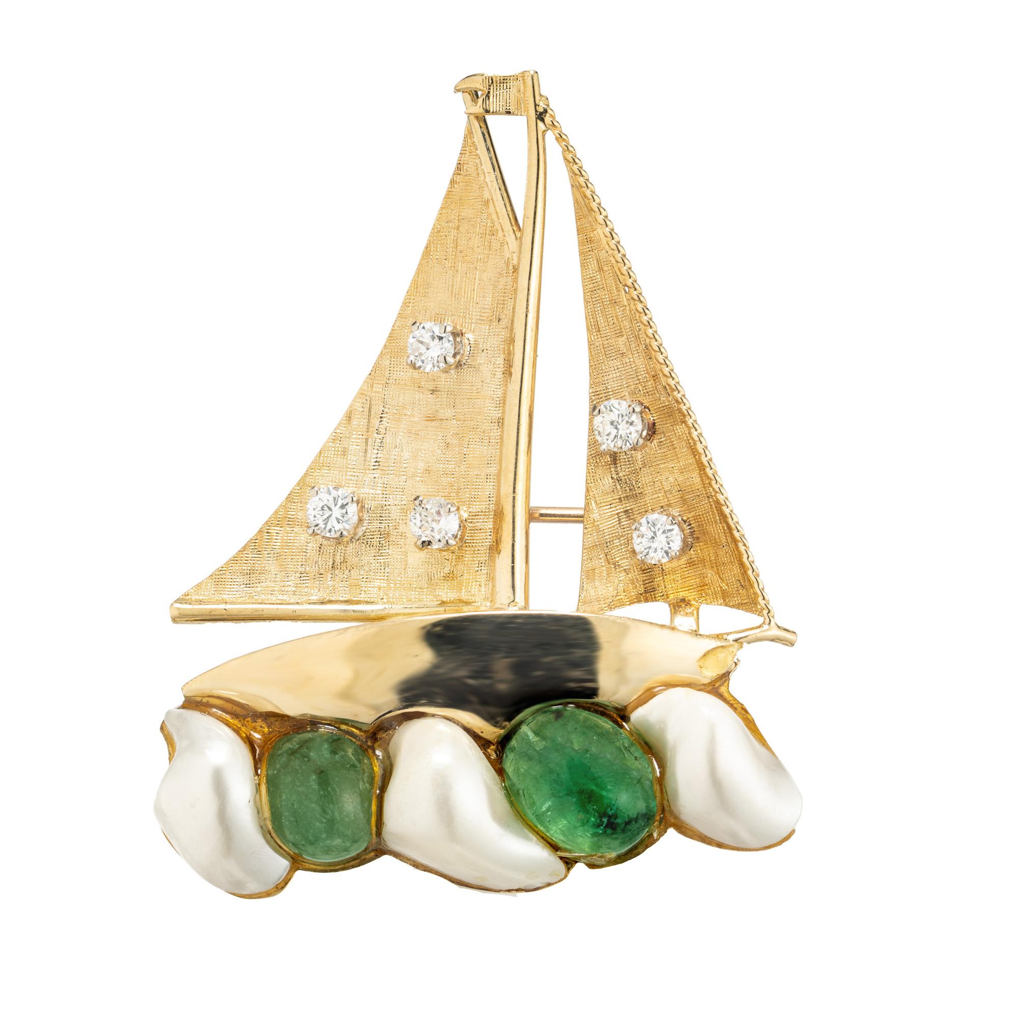 Setzen Sie die Segel für eine Reise voller Eleganz mit unserer Segelboot-Brosche aus Smaragd-, Diamant- und Perlen-Gelbgold aus den 1960er Jahren. Dieses exquisite Stück ist ein kleines Meisterwerk, das die magische Anziehungskraft des Meeres