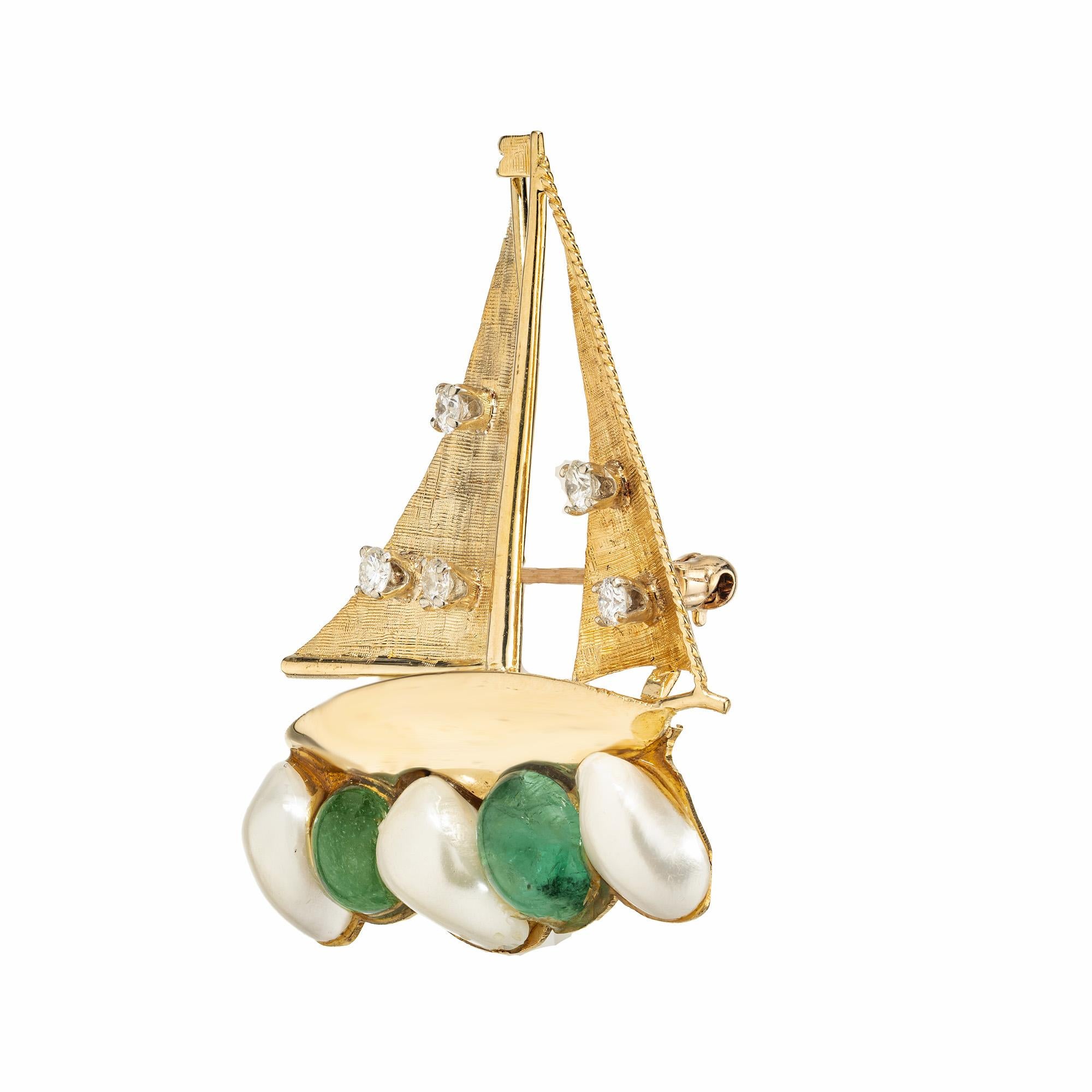 1,70 Karat Smaragd Diamant Perle Gelbgold Segelboot Brosche (Ovalschliff) im Angebot