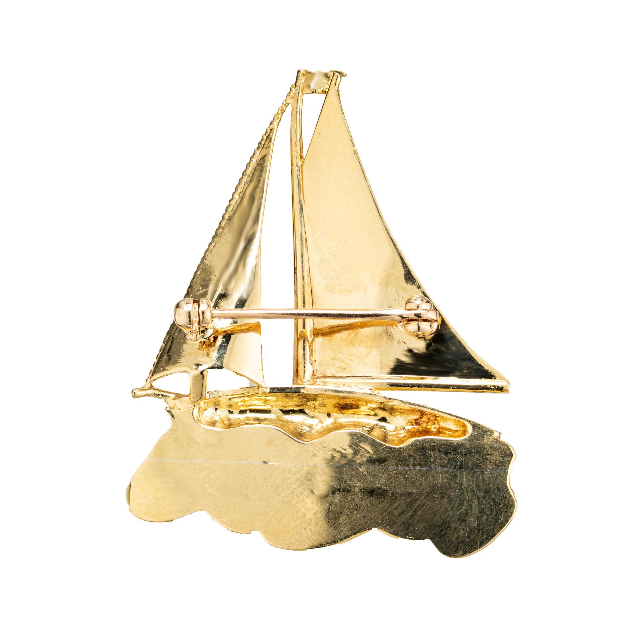 1,70 Karat Smaragd Diamant Perle Gelbgold Segelboot Brosche im Zustand „Gut“ im Angebot in Stamford, CT
