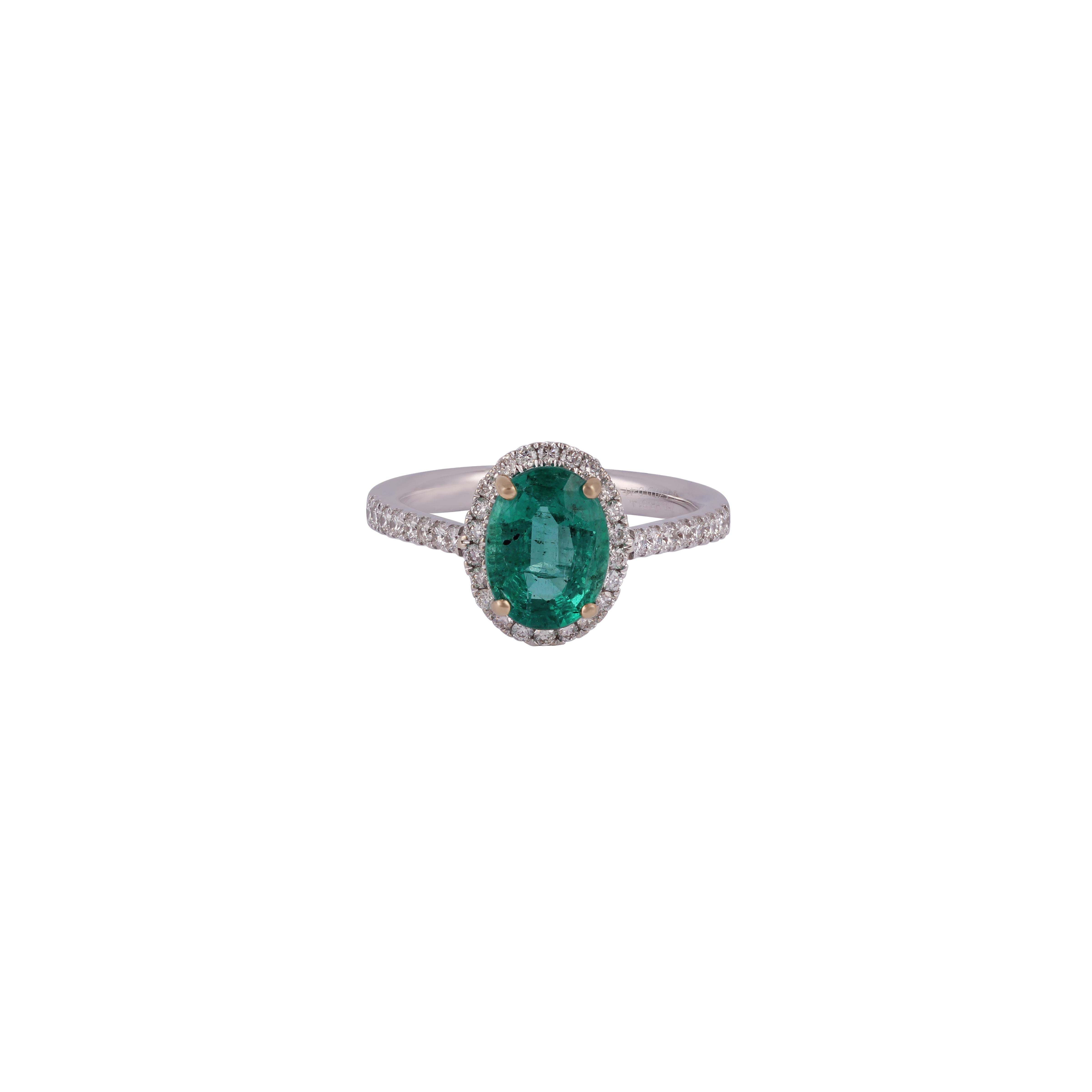 Dies ist eine elegante Smaragd & Diamant-Ring in 18k Weißgold mit 1 Stück oval geformten sambischen Smaragd Gewicht 1,70 Karat, die von 38 Stück rund geformten Diamanten Gewicht 0,41 Karat umgeben ist, diese gesamte Ring in 18k Weißgold Gewicht 3,38