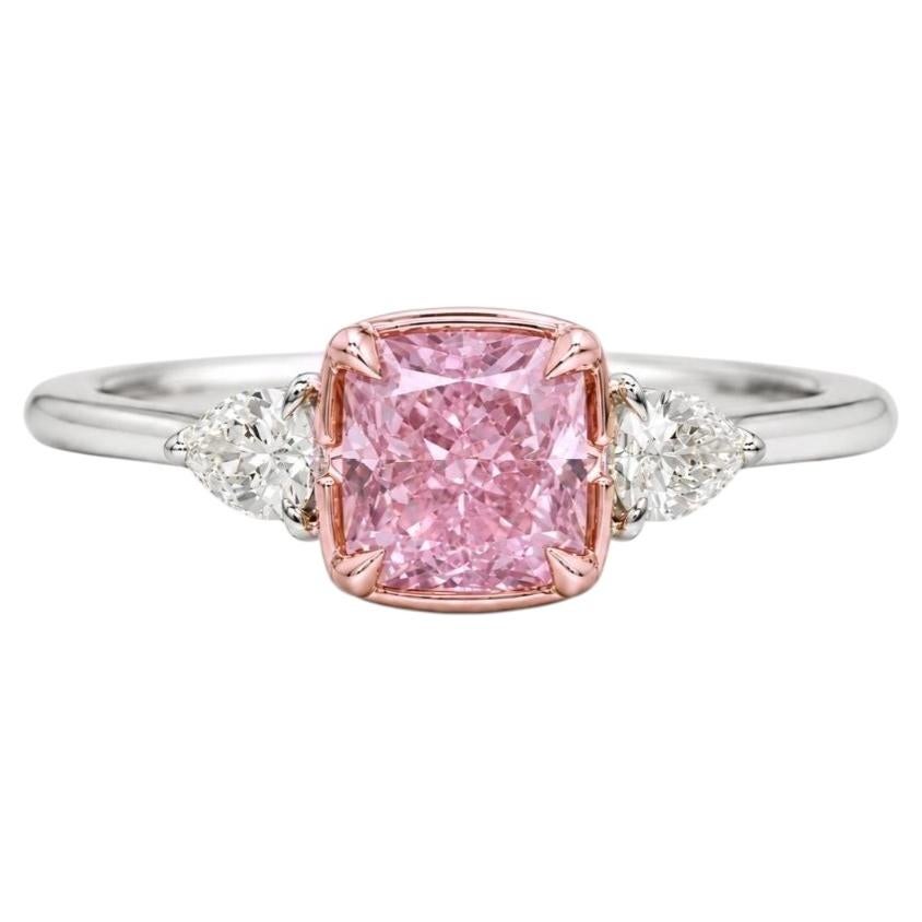 Bague à trois pierres avec un diamant de 1,70 carat certifié GIA, de couleur rose violacé « Fancy », taille « coussin » en vente