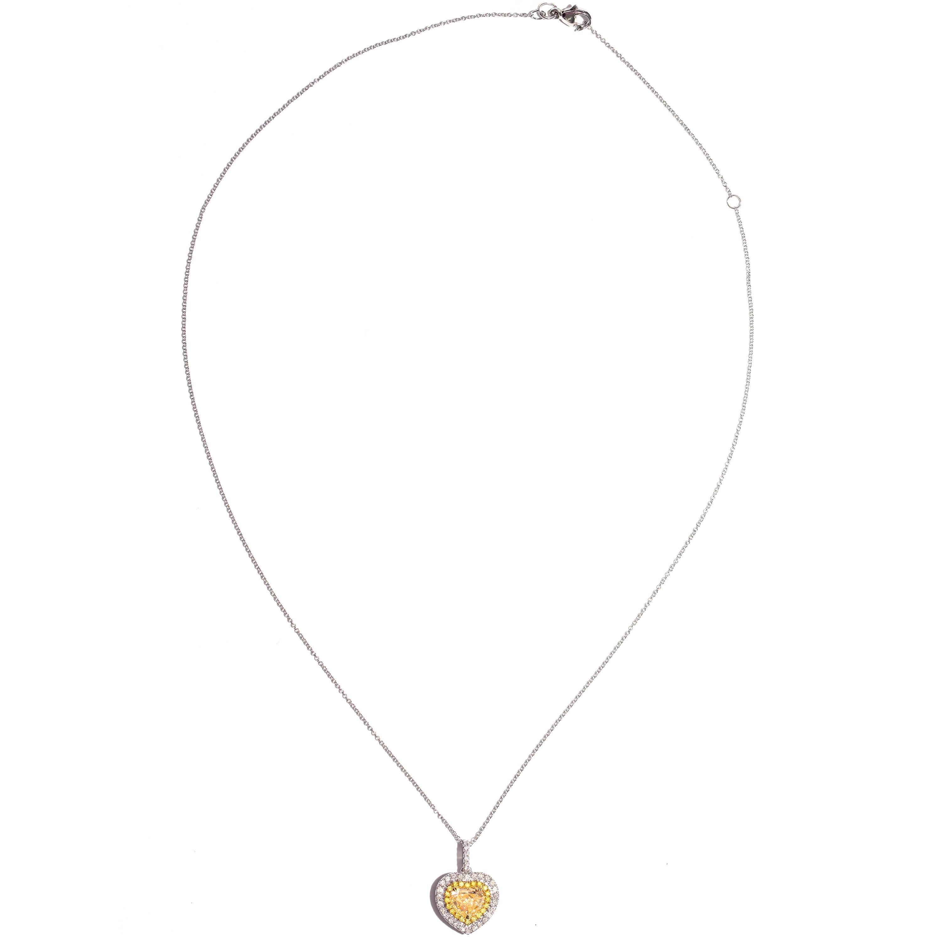 Pendentif en or 18 carats avec halo rond de diamants blancs en forme de cœur de 1,70 carat Neuf - En vente à London, GB