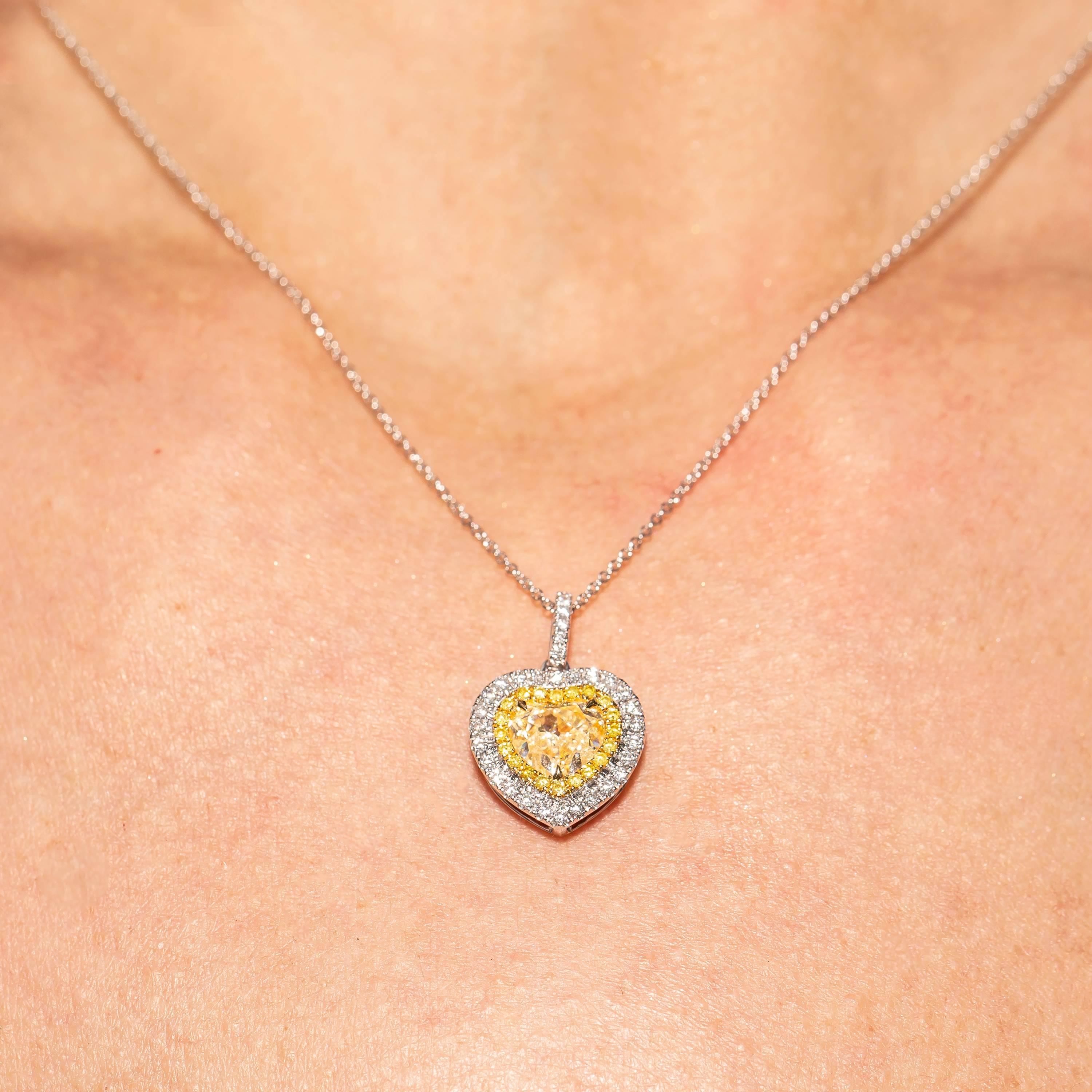 Pendentif en or 18 carats avec halo rond de diamants blancs en forme de cœur de 1,70 carat en vente 2