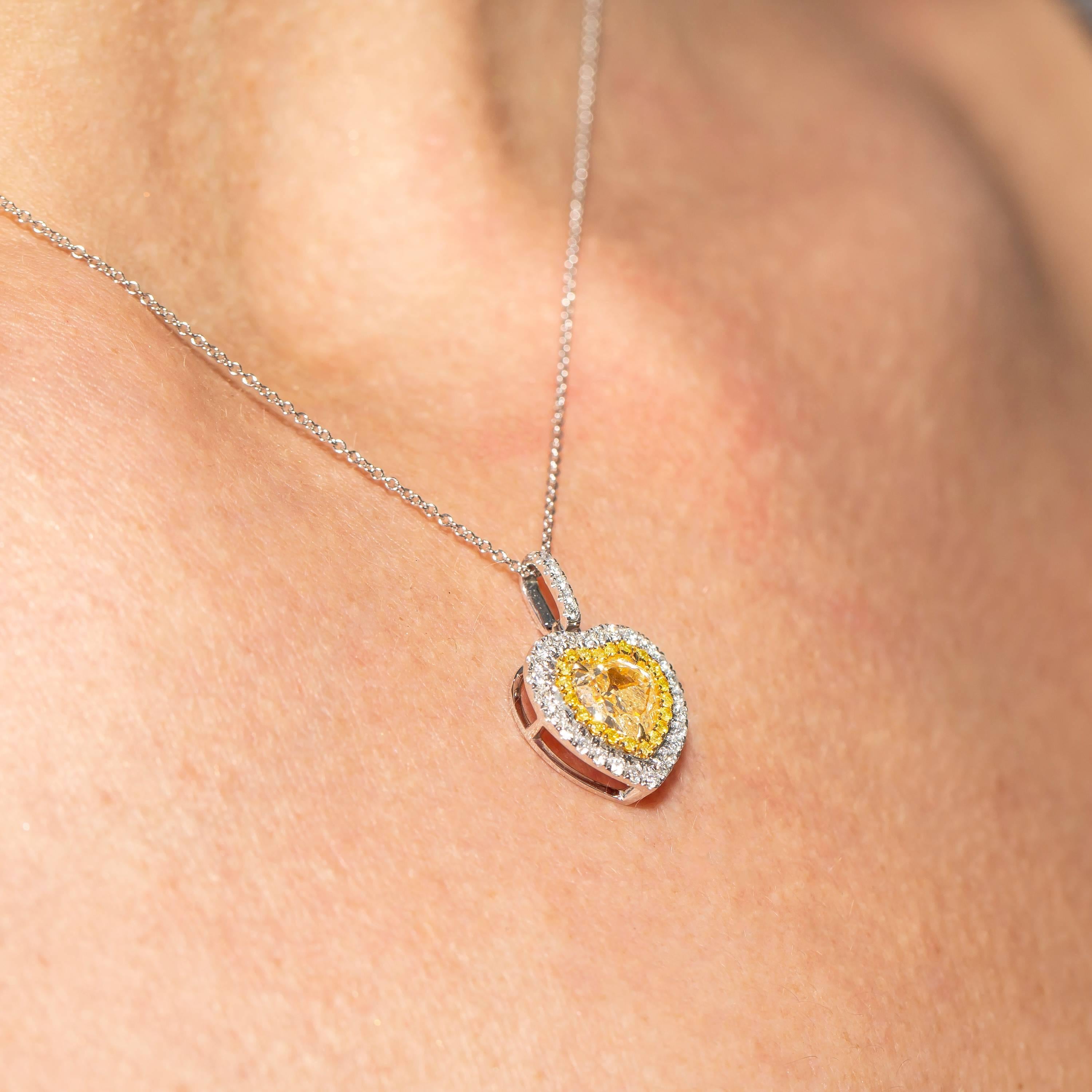 Pendentif en or 18 carats avec halo rond de diamants blancs en forme de cœur de 1,70 carat en vente 3