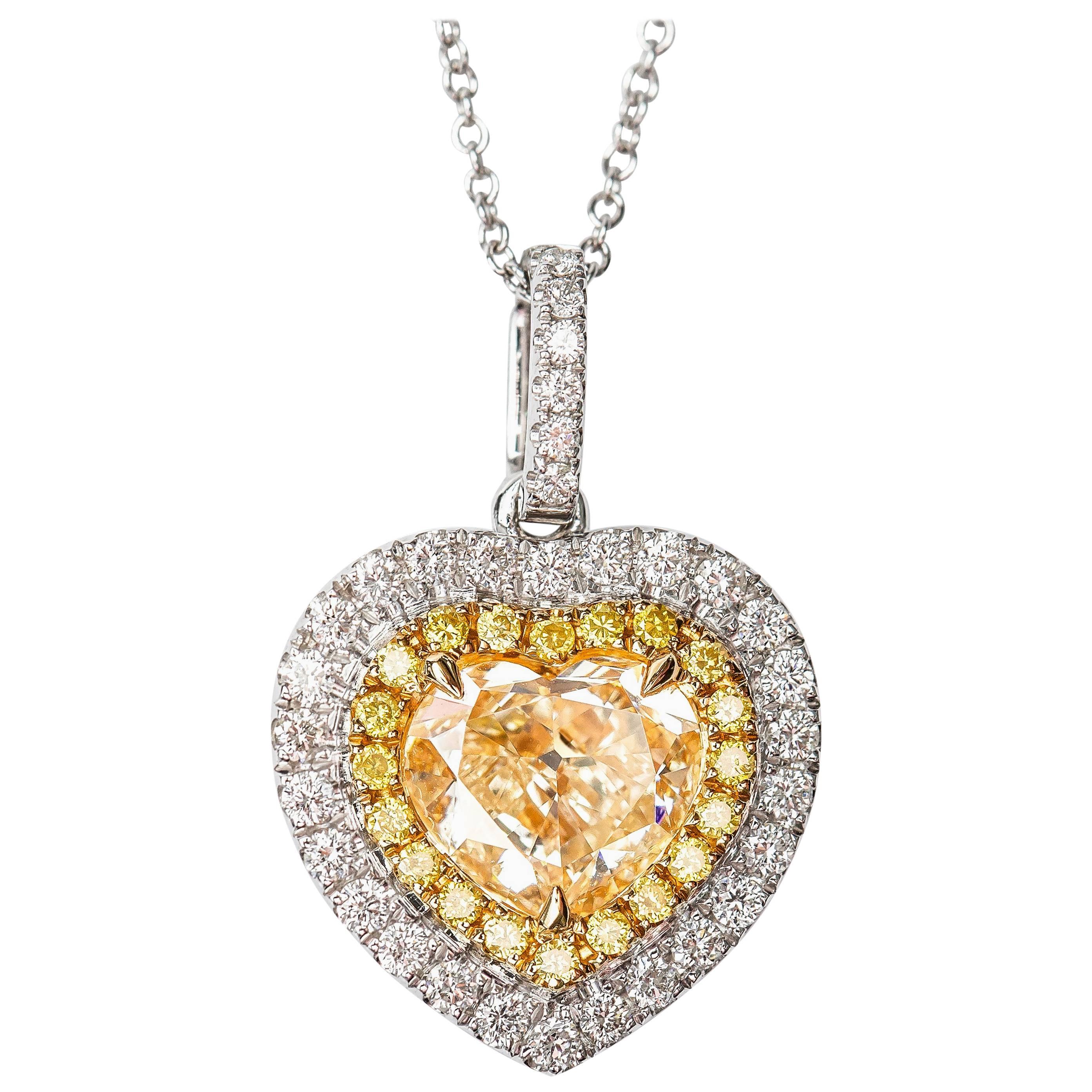 Pendentif en or 18 carats avec halo rond de diamants blancs en forme de cœur de 1,70 carat en vente