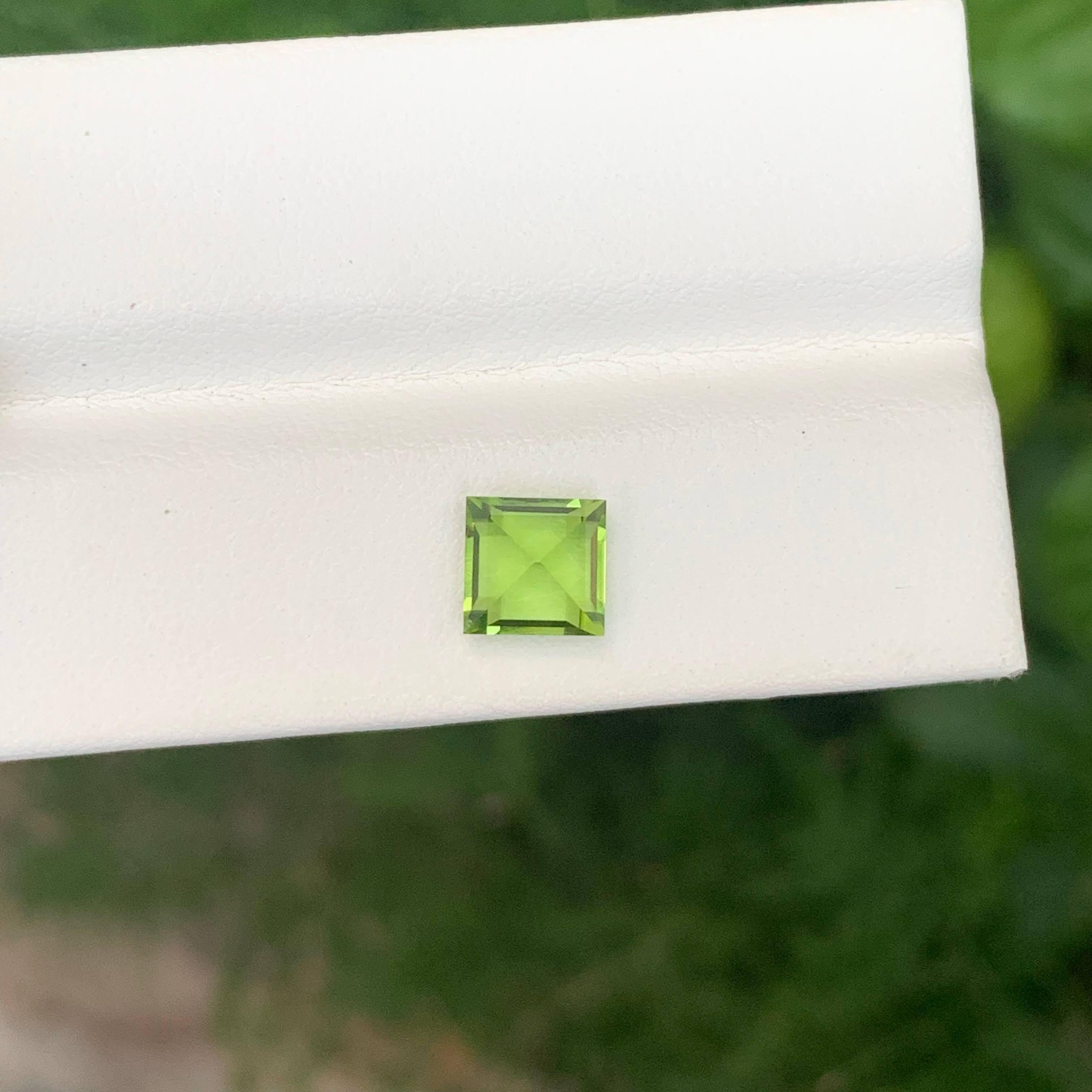 Moderno 1,70 carati di peridoto verde mela sciolto naturale taglio baguette Gemma pakistana in vendita