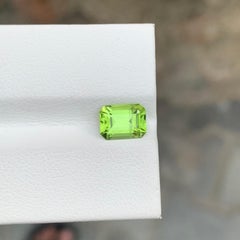 1,70 carati di peridoto verde mela sciolto naturale di forma smeraldina