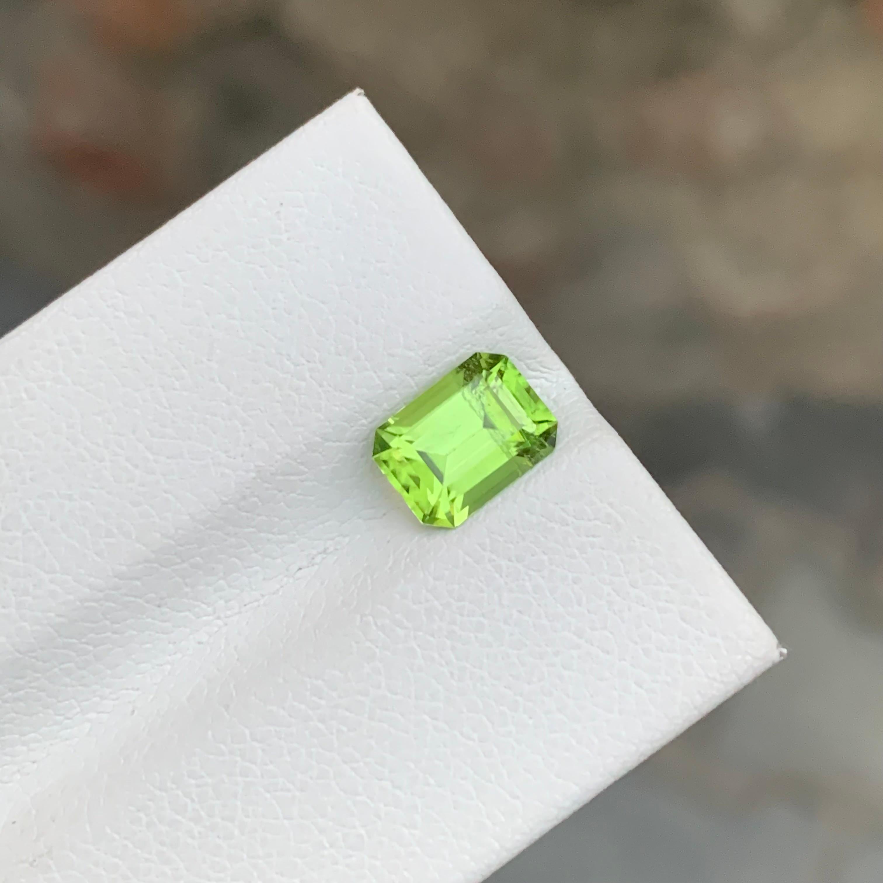 1.70 Carat Natural Loose Apple Green Peridot Emerald Shape Gemstone In New Condition For Sale In Peshawar, PK