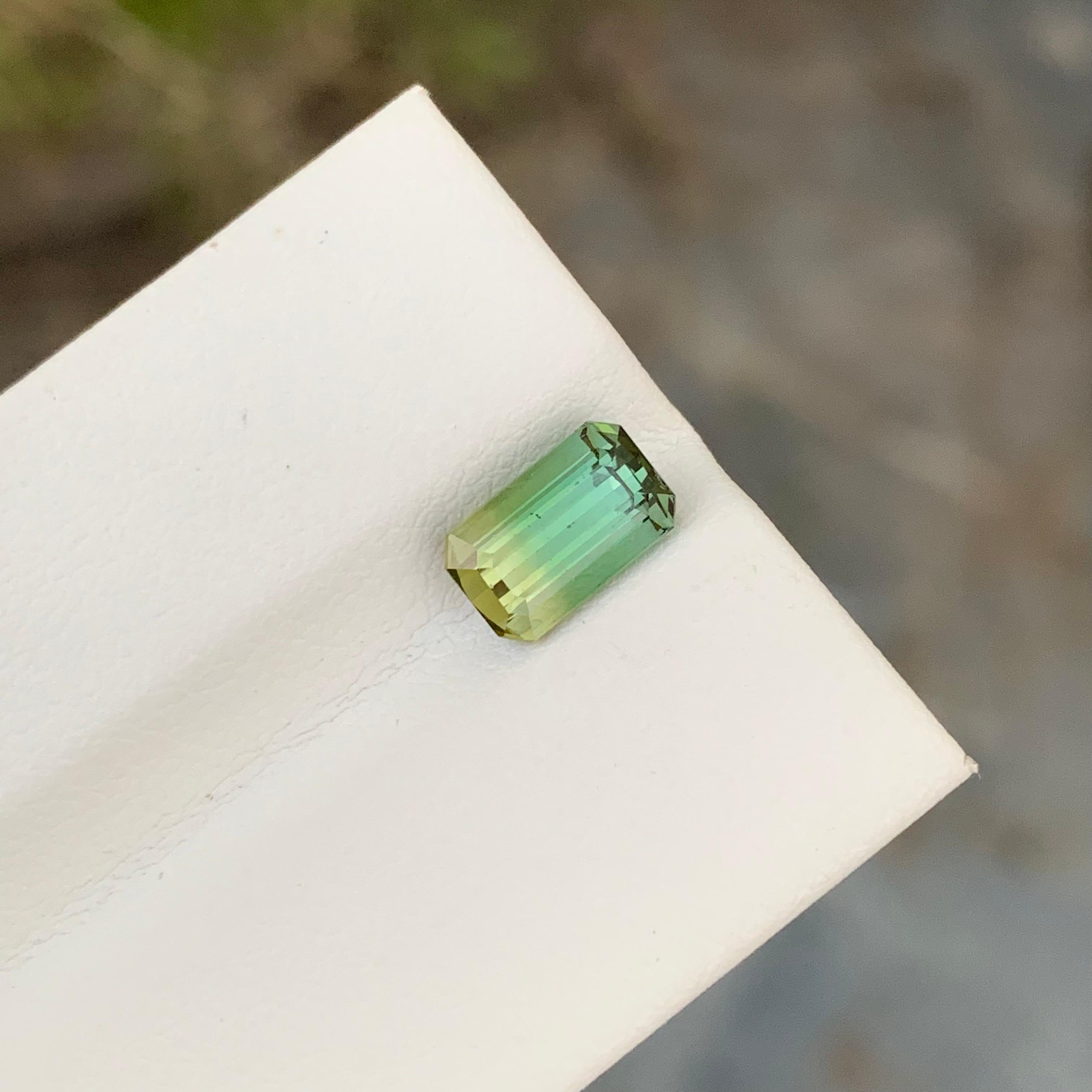 1.70 Karat natürlicher loser, mehrfarbiger Turmalin in Smaragdform für Schmuck (Smaragdschliff) im Angebot