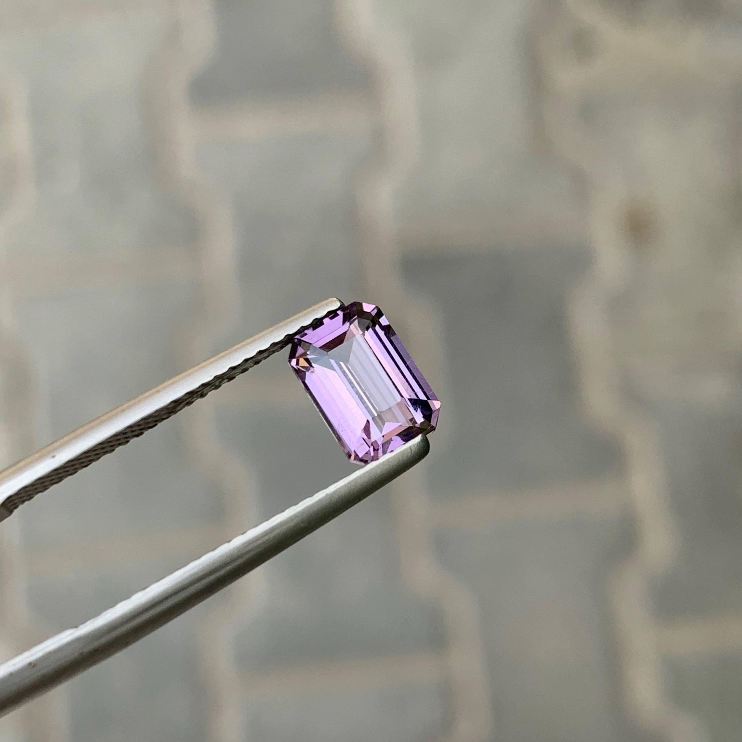 1,70 Karat Natürlicher loser heller lila Spinell Smaragdschliff Tansanischer Edelstein im Angebot 5