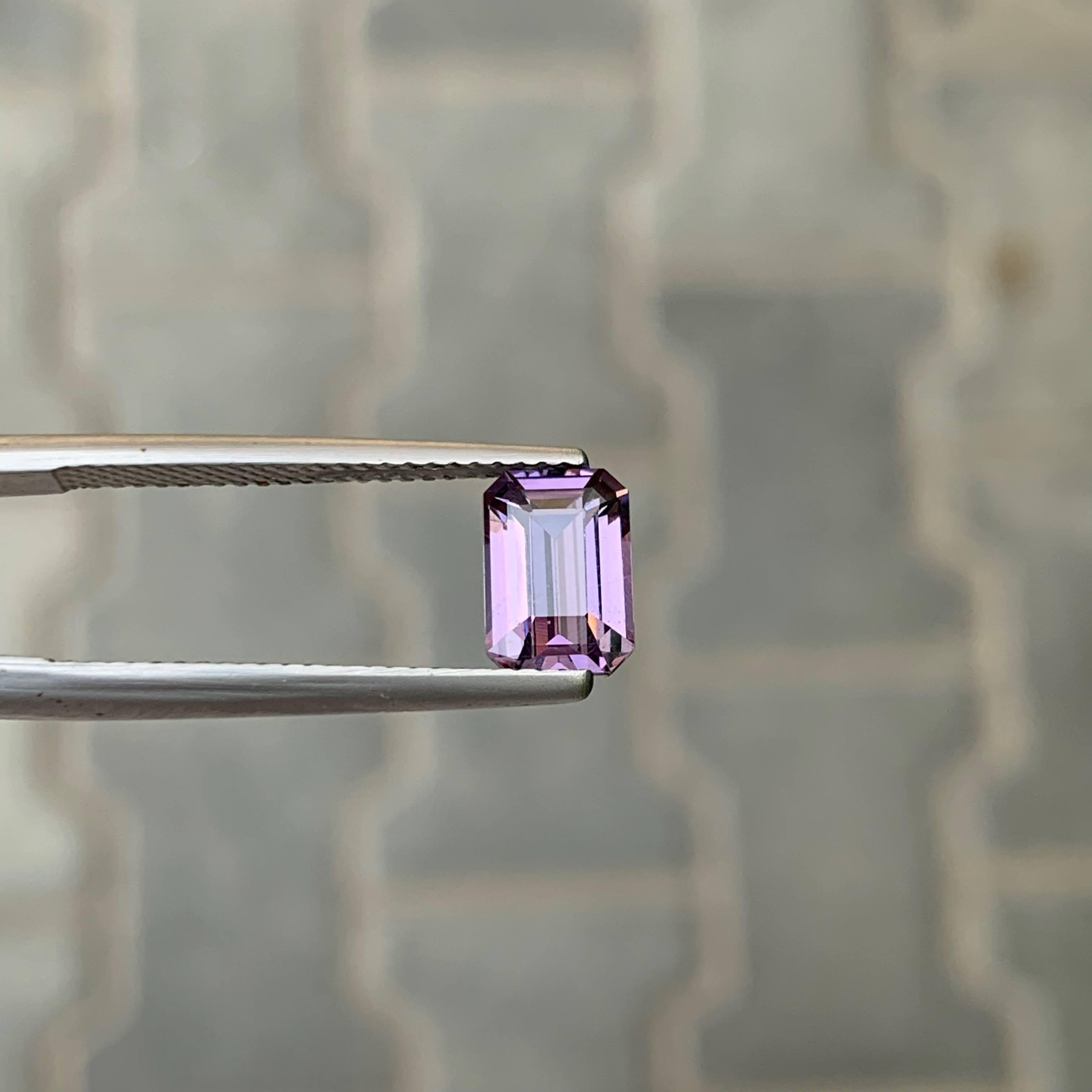 1,70 Karat Natürlicher loser heller lila Spinell Smaragdschliff Tansanischer Edelstein im Angebot 6