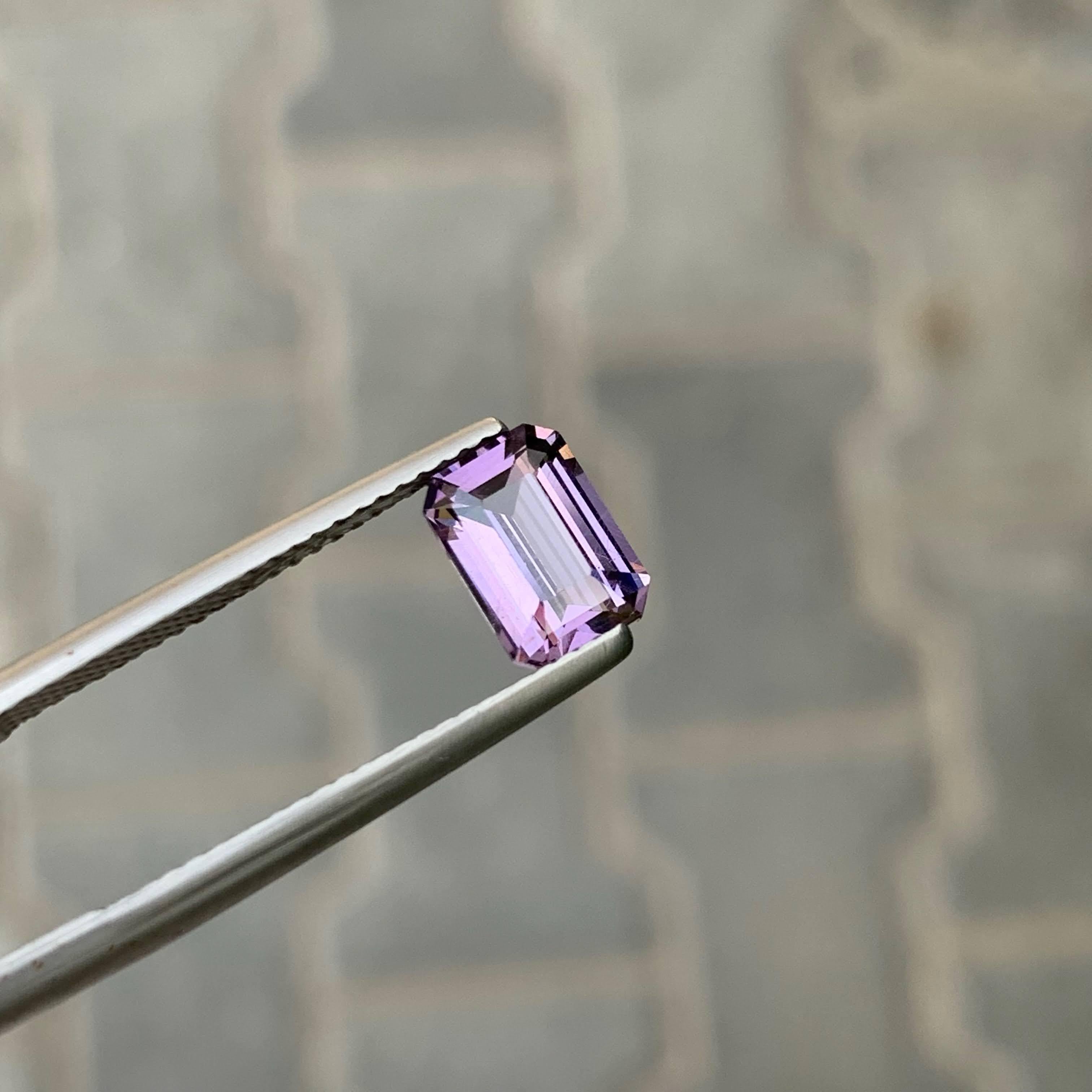 1,70 Karat Natürlicher loser heller lila Spinell Smaragdschliff Tansanischer Edelstein für Damen oder Herren im Angebot
