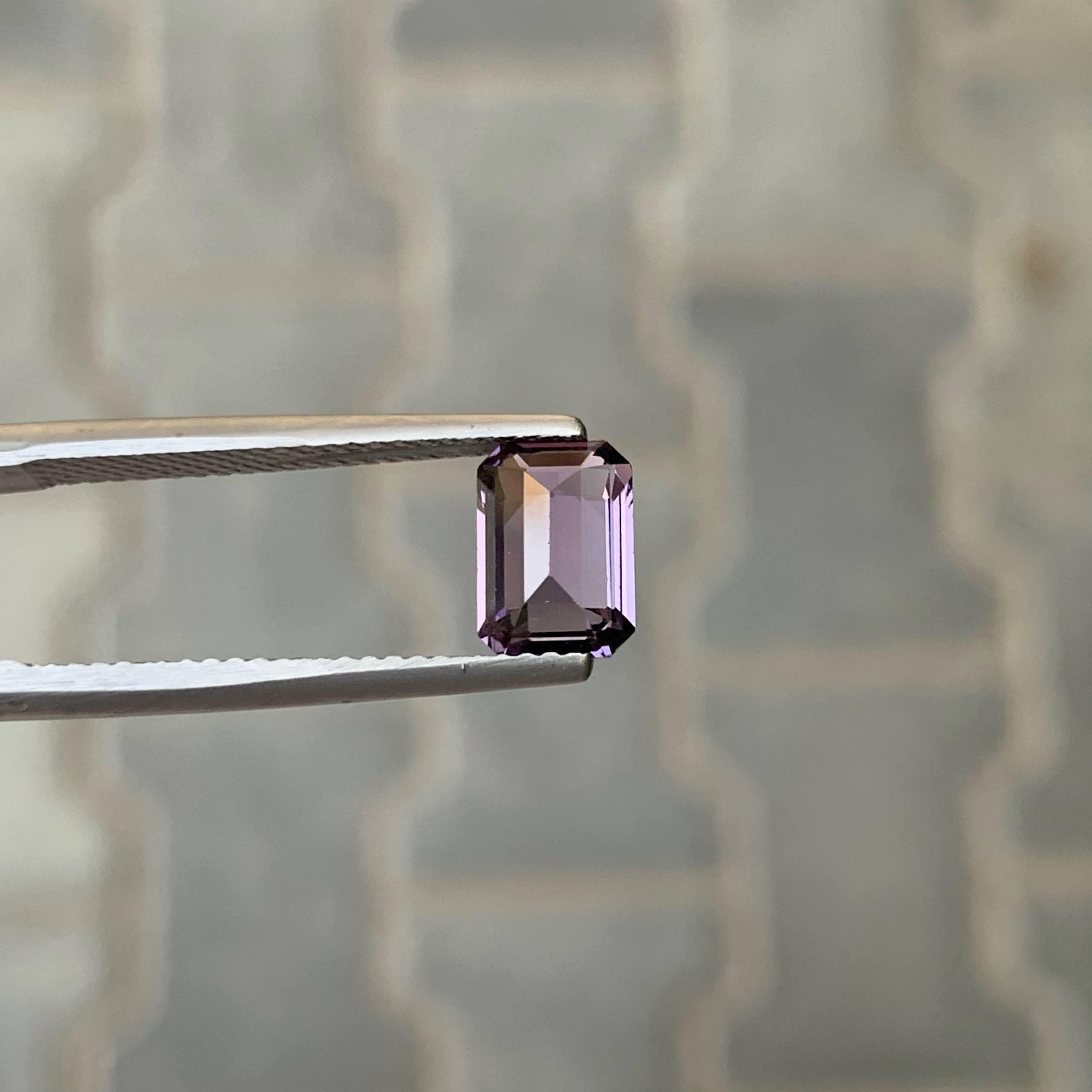 1,70 Karat Natürlicher loser heller lila Spinell Smaragdschliff Tansanischer Edelstein im Angebot 1