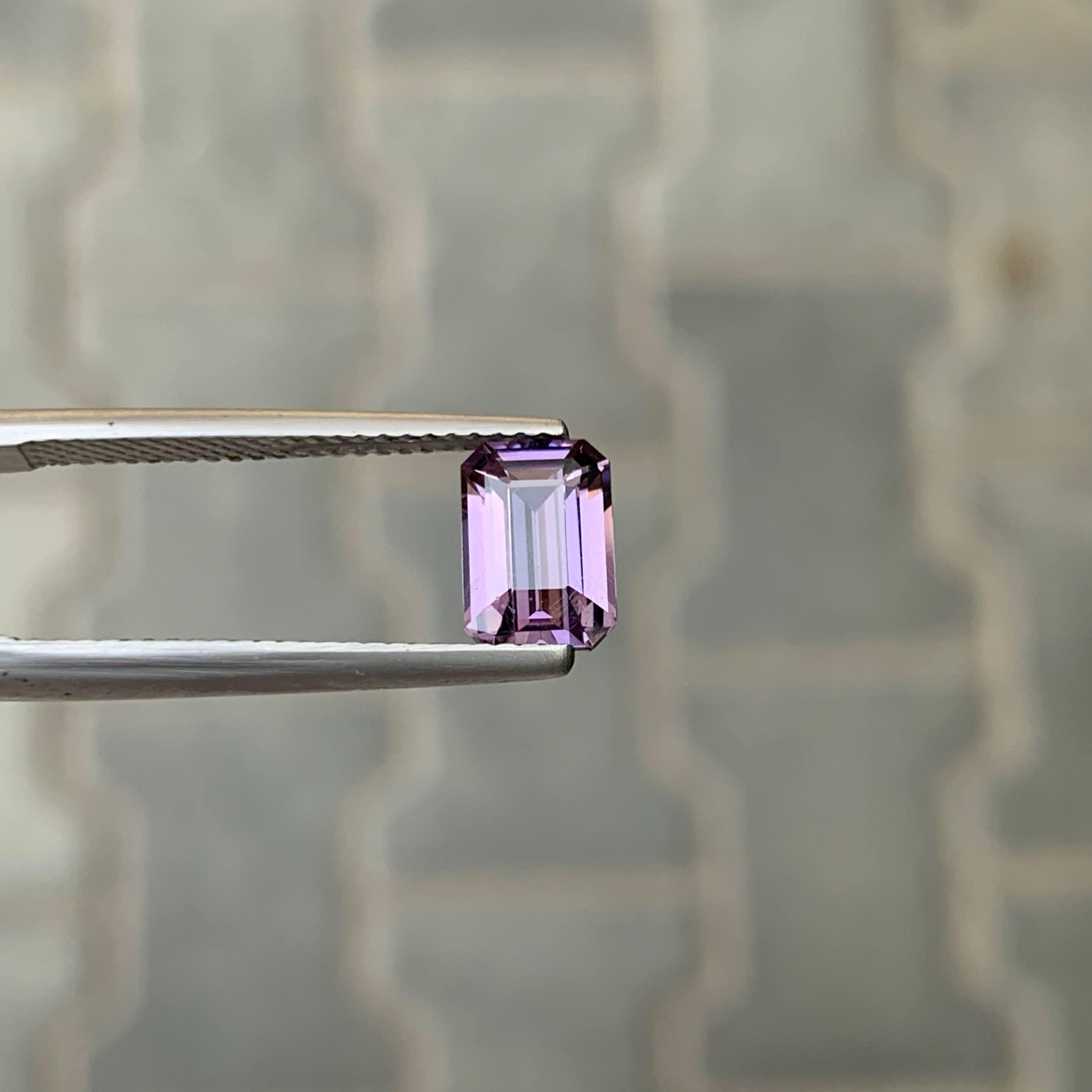 1,70 Karat Natürlicher loser heller lila Spinell Smaragdschliff Tansanischer Edelstein im Angebot 3