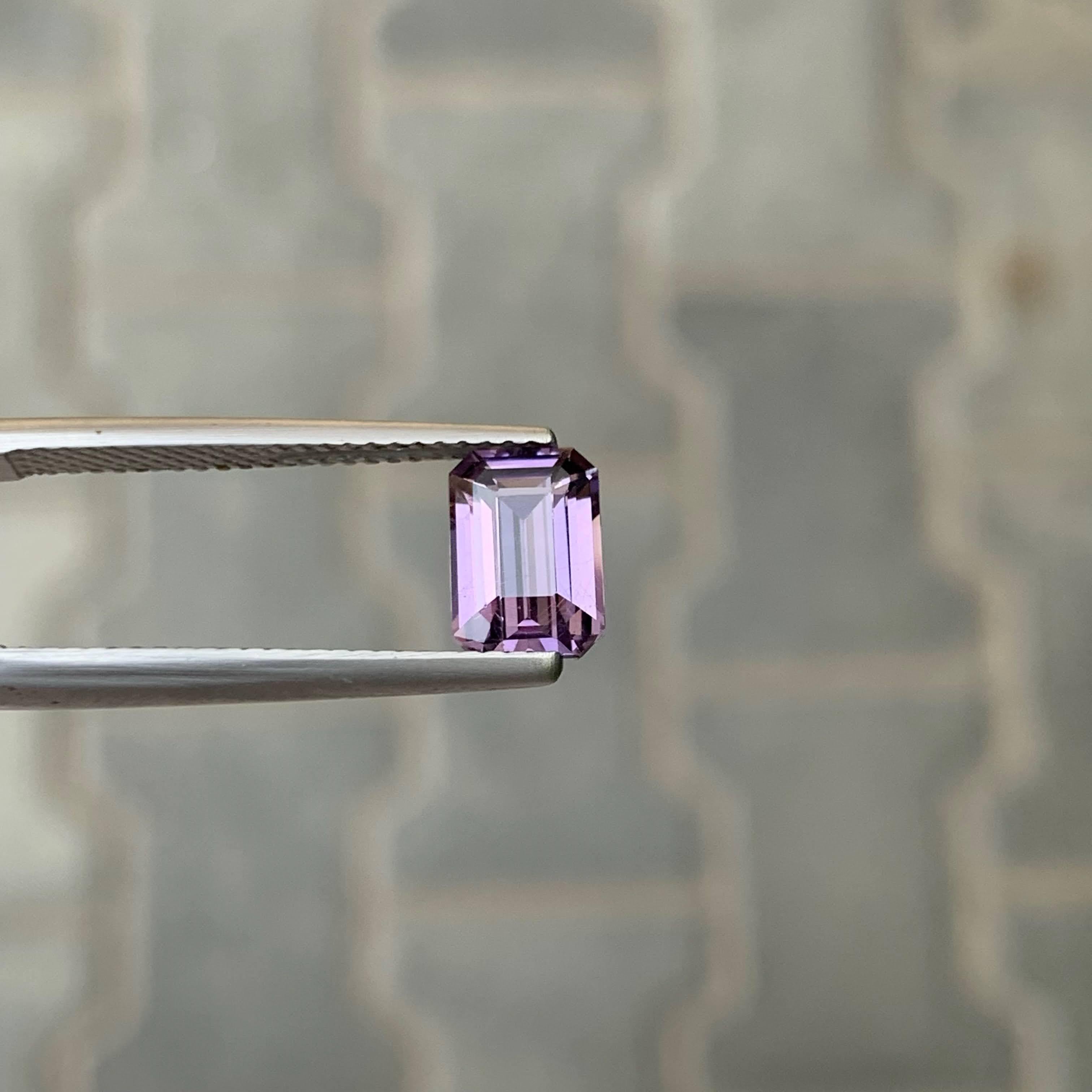 1,70 Karat Natürlicher loser heller lila Spinell Smaragdschliff Tansanischer Edelstein im Angebot 4
