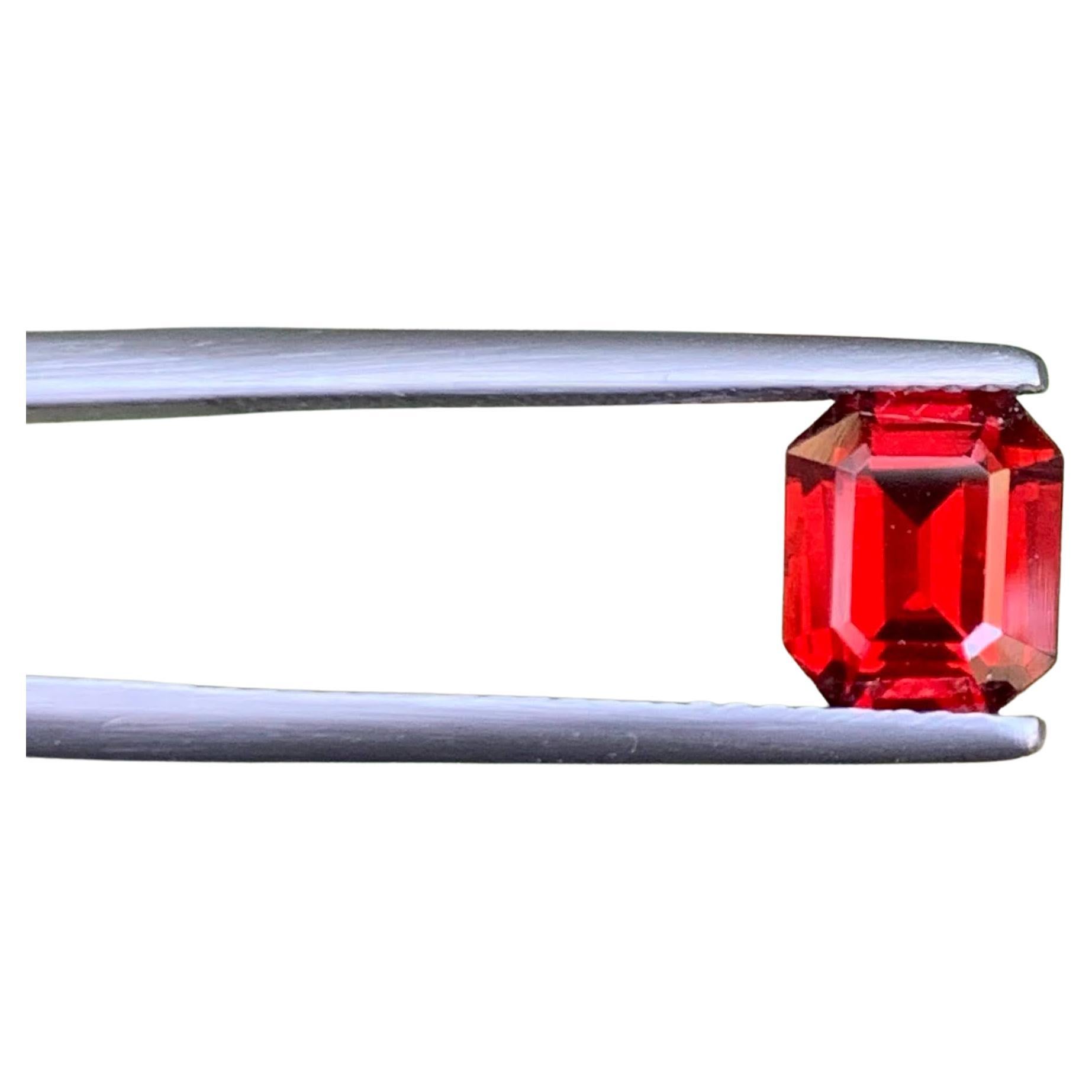 1.70 Karat natürlicher loser hellroter Granat mit Smaragdschliff tansanischer Edelstein