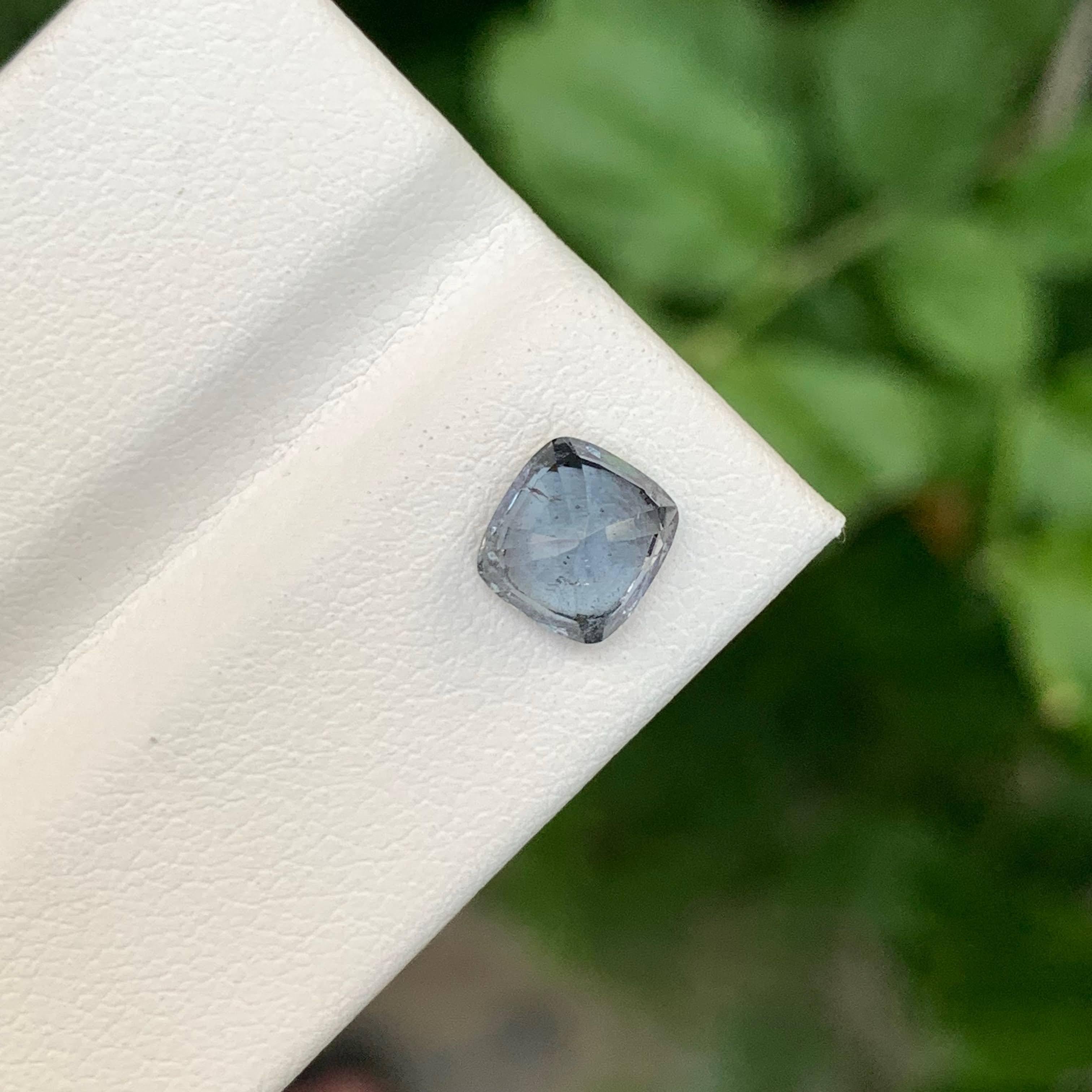 Moderne 1.70 Carat Natural Loose Gray Burmese Spinel Stone Cushion Cut Gemstone (pierre de spinelle grise birmane taillée en coussin) en vente