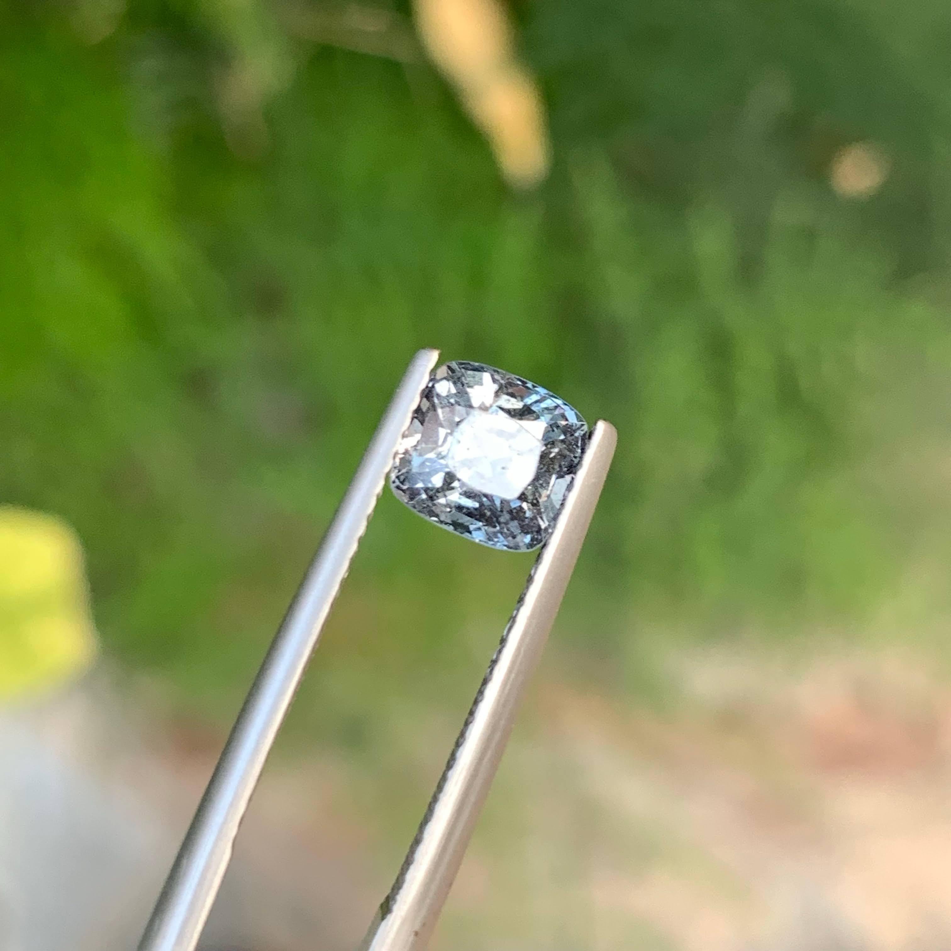 1.70 Carat Natural Loose Gray Burmese Spinel Stone Cushion Cut Gemstone (pierre de spinelle grise birmane taillée en coussin) Unisexe en vente