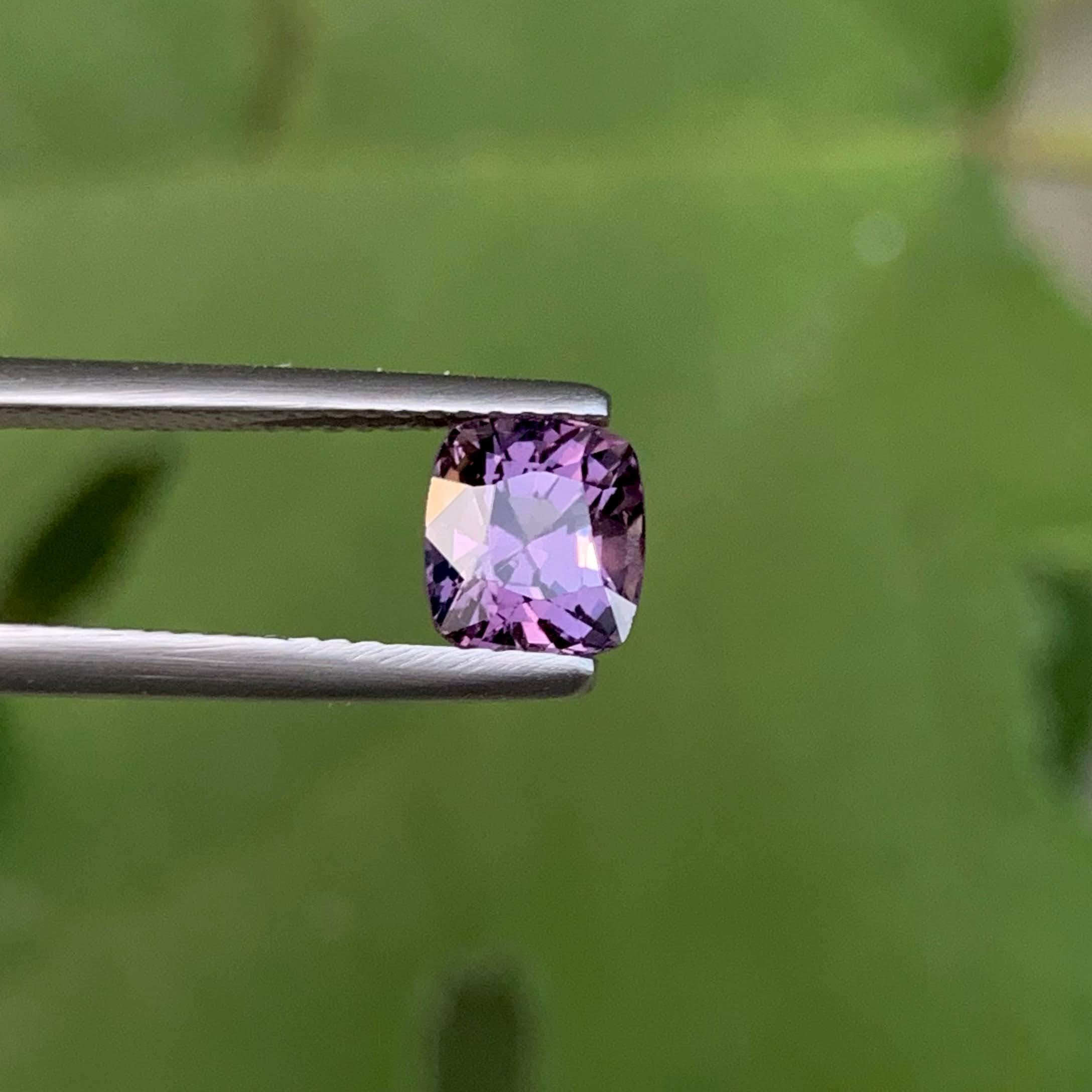 Peso 1,70 carati 
Dimensioni 6,7x6,1x5,3mm
Trattamento Nessuno 
Origine Birmana 
Chiarezza VVS
Forma taglio cuscino 





Questo spinello birmano grigio-viola sfuso da 1,70 carati presenta un bellissimo taglio a cuscino che rivela un delicato