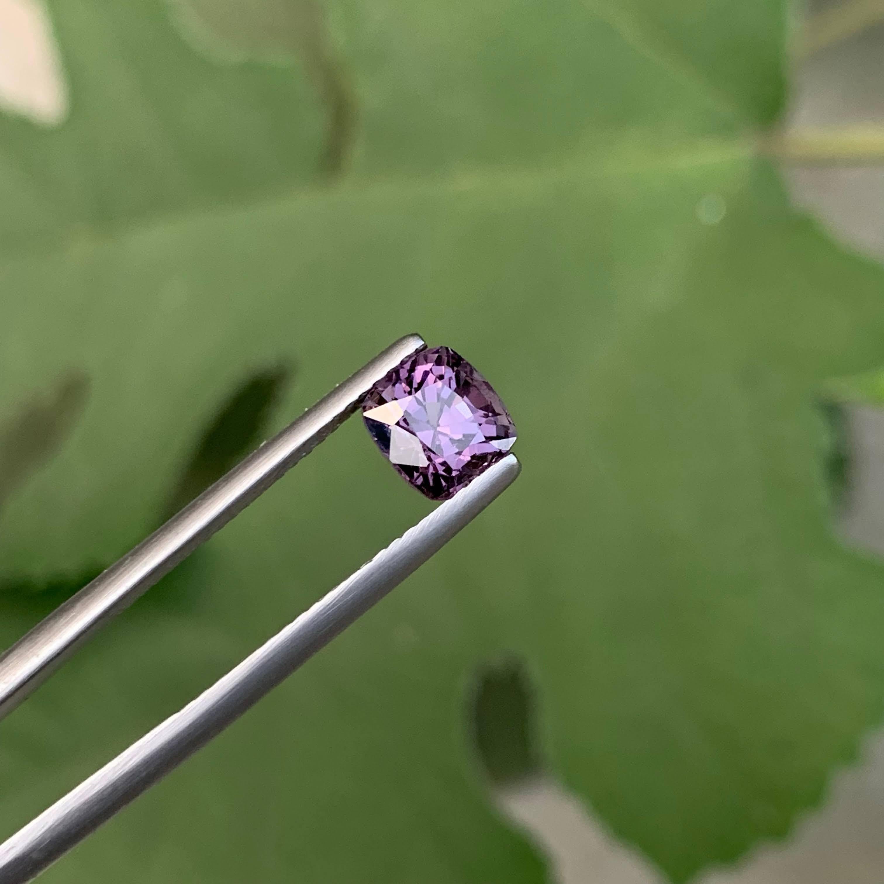 Moderno 1,70 Carati di Spinello birmano viola grigiastro sciolto naturale con taglio a cuscino in vendita
