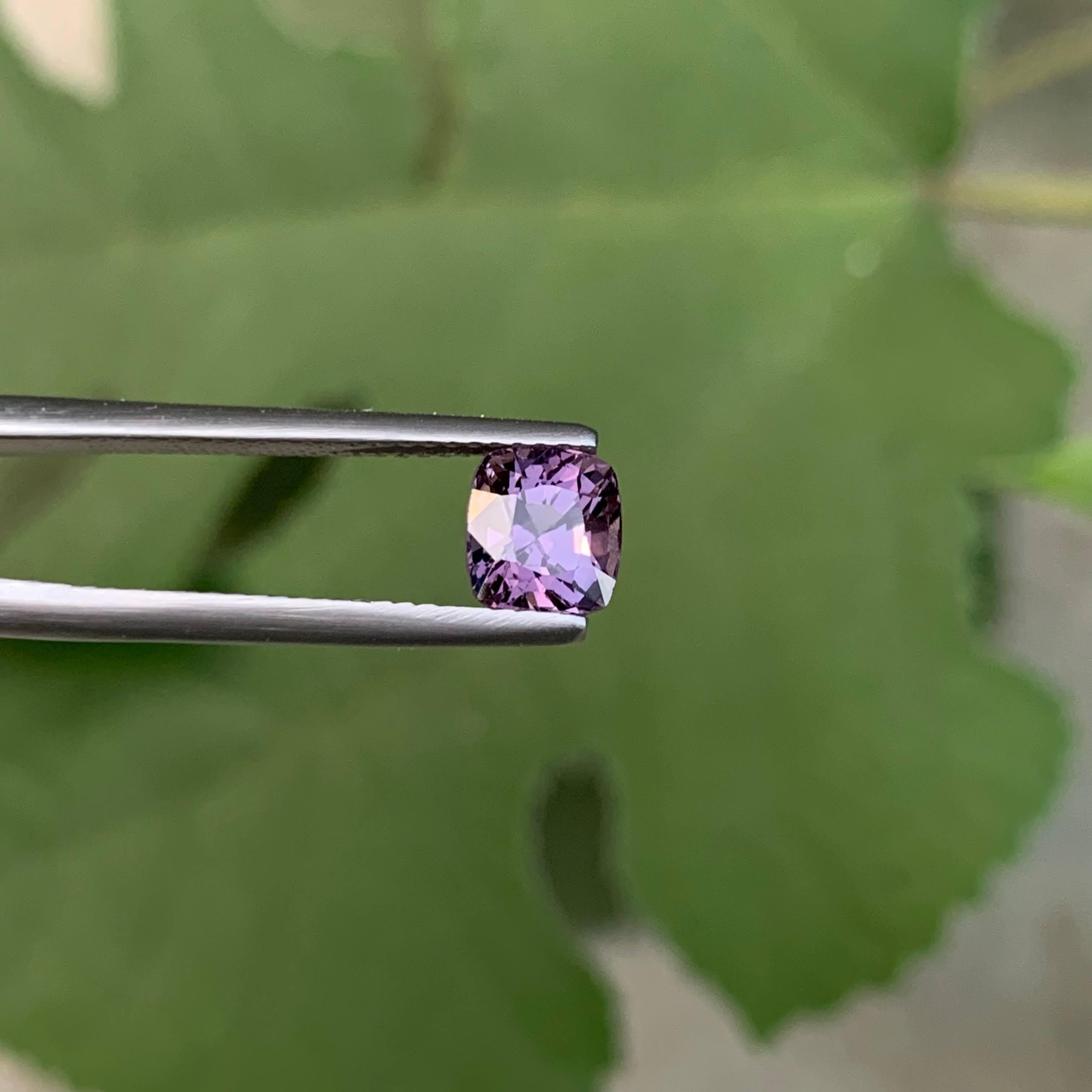 1,70 Carati di Spinello birmano viola grigiastro sciolto naturale con taglio a cuscino In condizioni Nuovo in vendita a Bangkok, TH