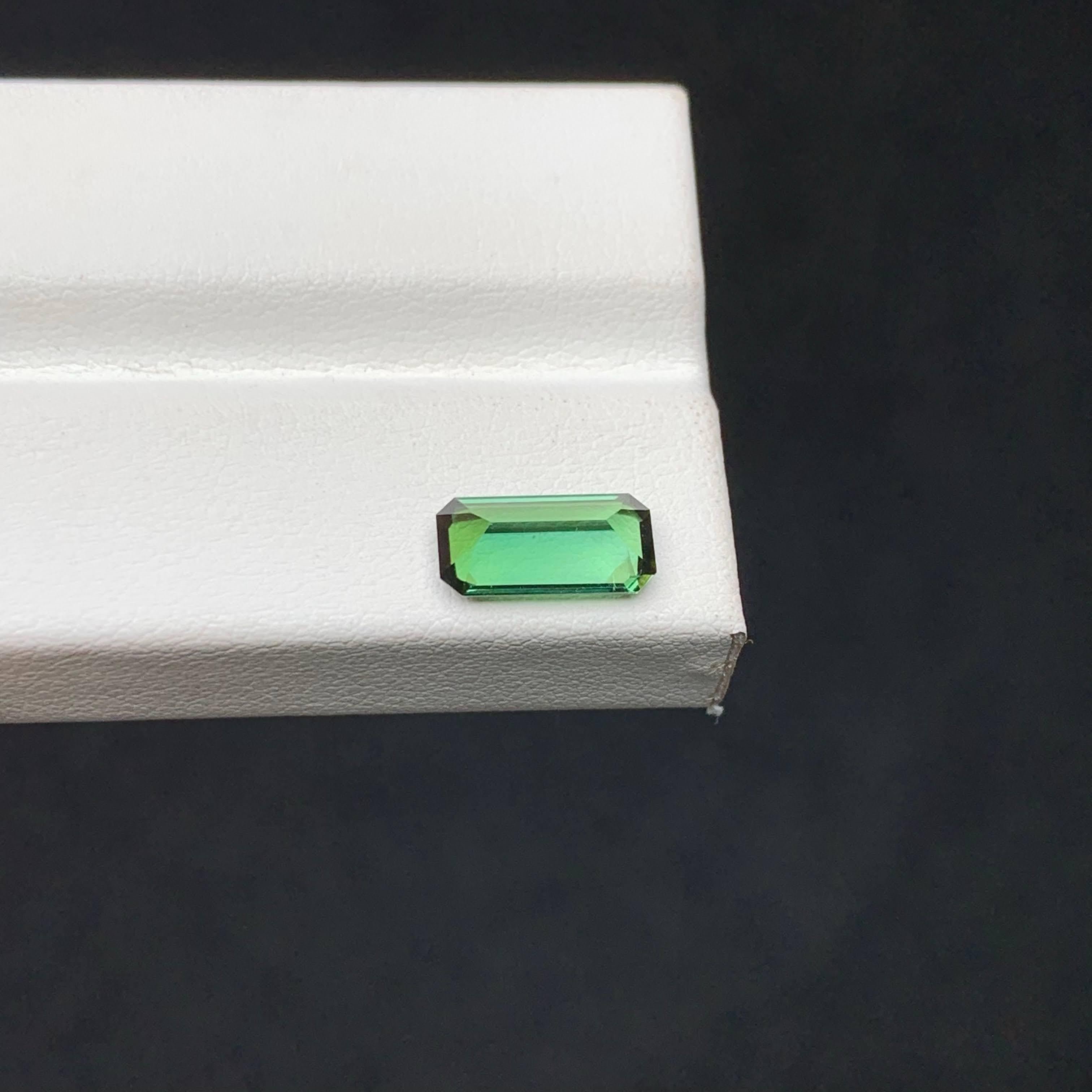 Moderno 1.70 carati di tormalina blu verdastra sfusa Nature taglio smeraldo Gemma afgana in vendita