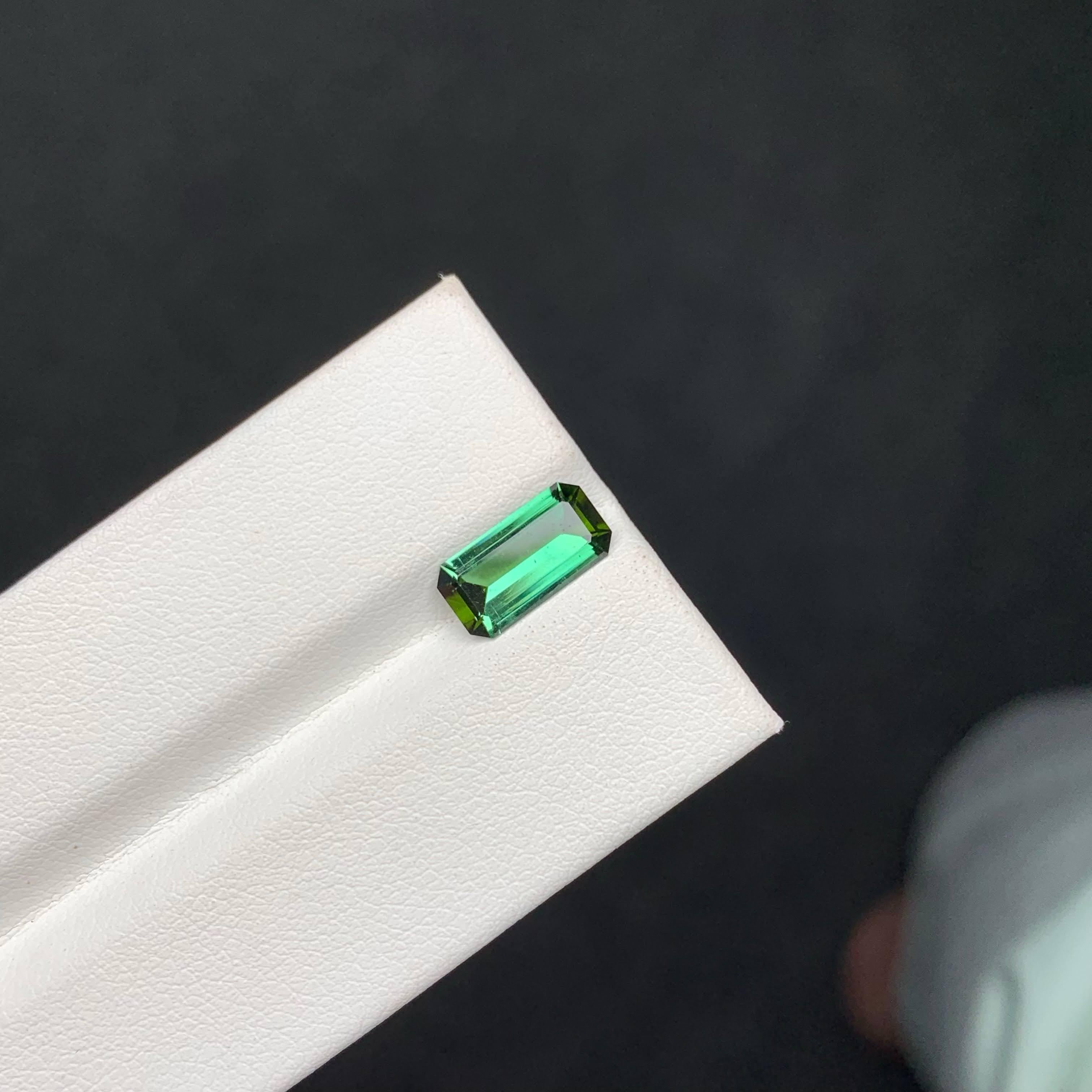 1.70 carati di tormalina blu verdastra sfusa Nature taglio smeraldo Gemma afgana In condizioni Nuovo in vendita a Bangkok, TH
