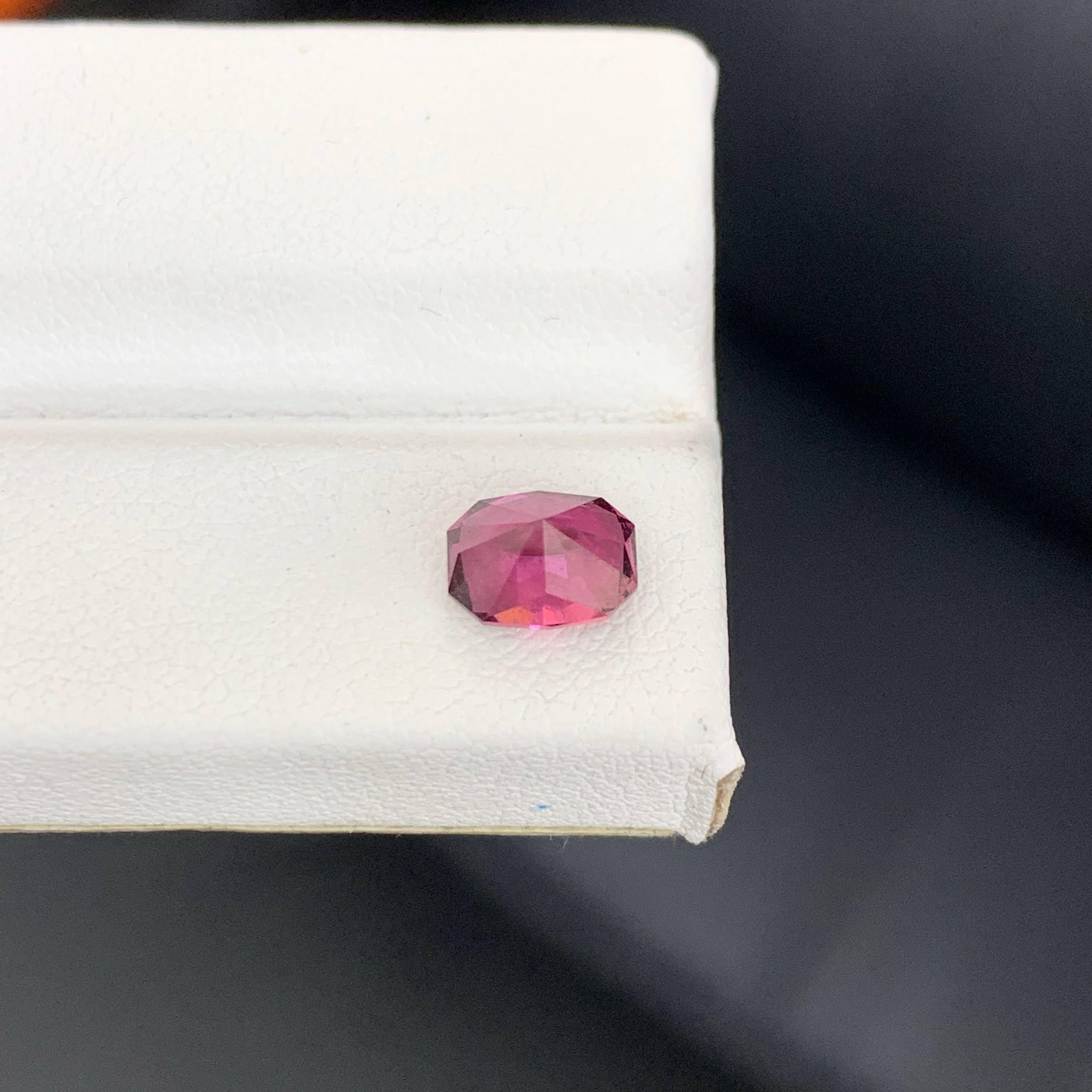 1.70 Carat Natural Loose Hot Pink Garnet Cushion Precision Cut African Gemstone (pierre précieuse africaine) en vente 4