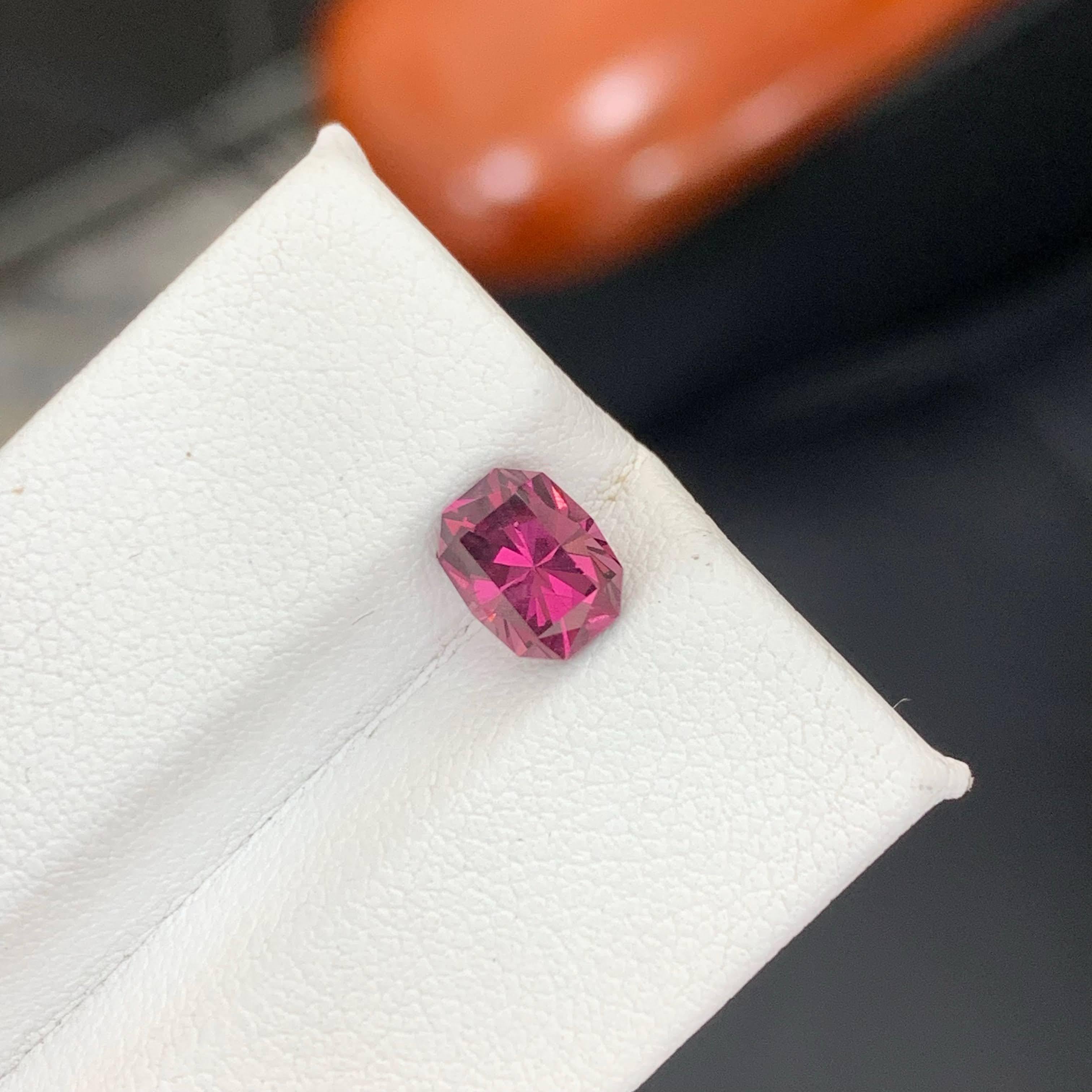 1.70 Carat Natural Loose Hot Pink Garnet Cushion Precision Cut African Gemstone (pierre précieuse africaine) en vente 5