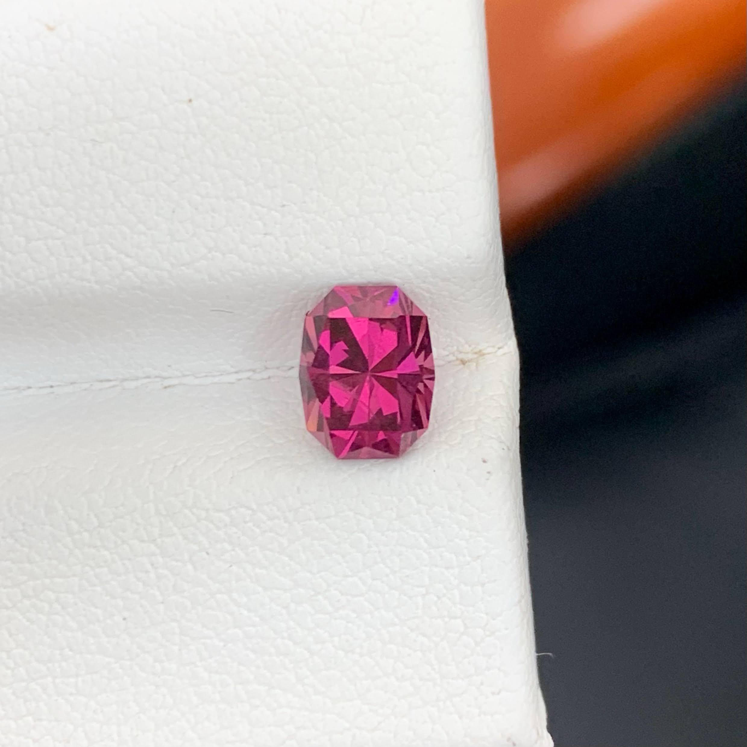 Poids 1,70 carat 
Dimensions 7.3x5.7x4.9mm
Traitement Aucun 
Origine Afrique 
Clarté VVS 
Forme Coupe Coussin Précision 




Ce grenat rose vif en vrac de 1,70 carat naturel éblouit par sa teinte rose vif et sa brillance exceptionnelle. Taillée avec