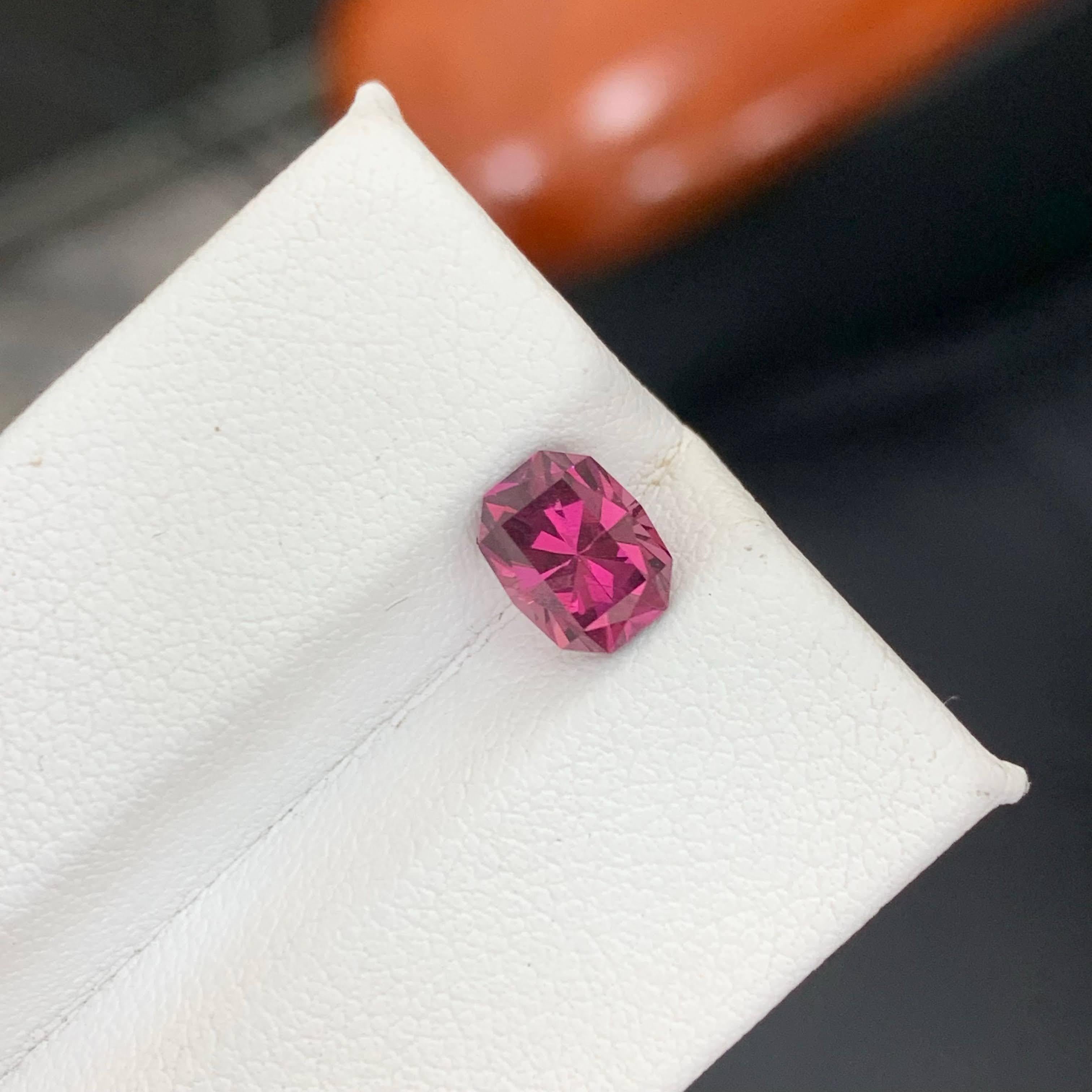 Moderne 1.70 Carat Natural Loose Hot Pink Garnet Cushion Precision Cut African Gemstone (pierre précieuse africaine) en vente