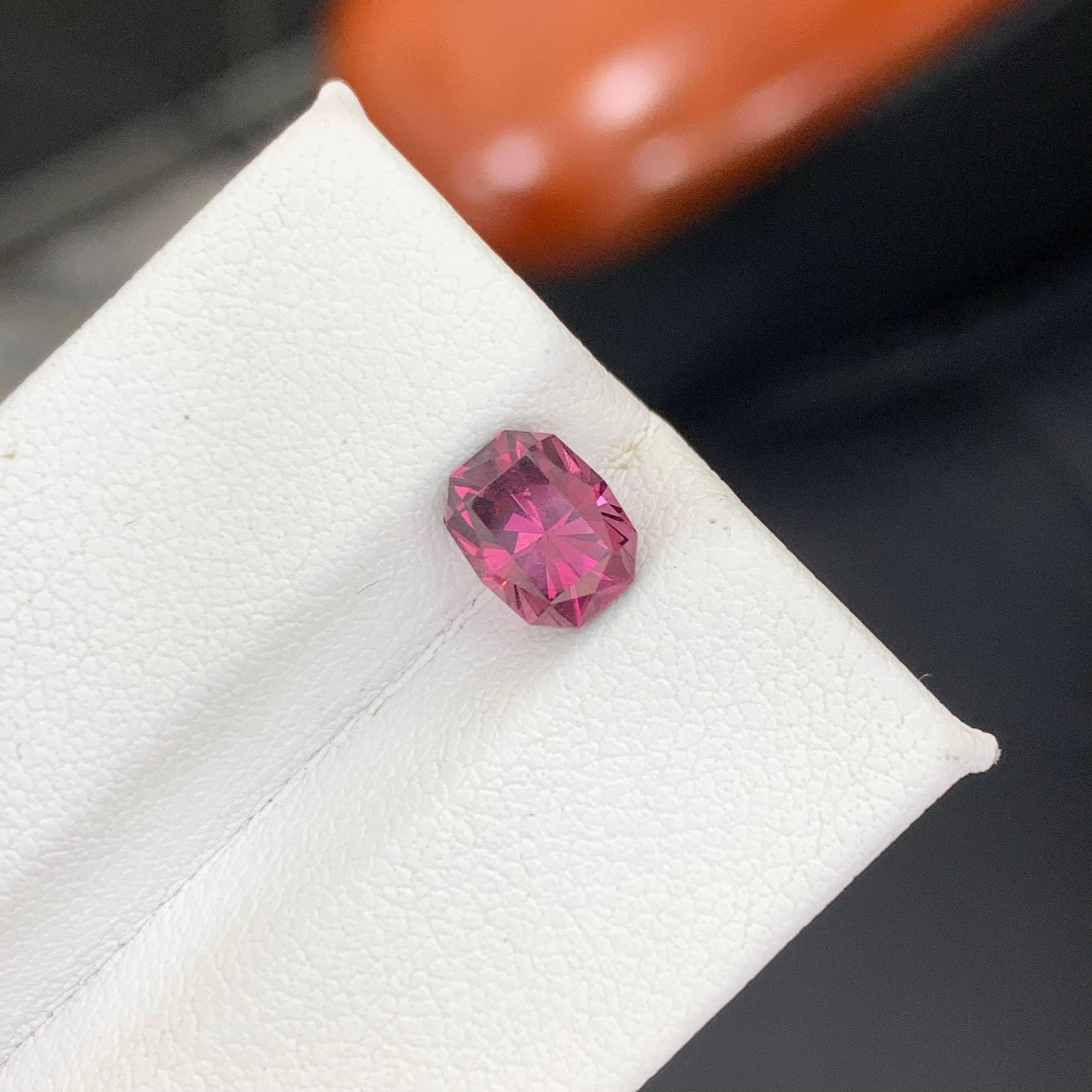 Taille coussin 1.70 Carat Natural Loose Hot Pink Garnet Cushion Precision Cut African Gemstone (pierre précieuse africaine) en vente