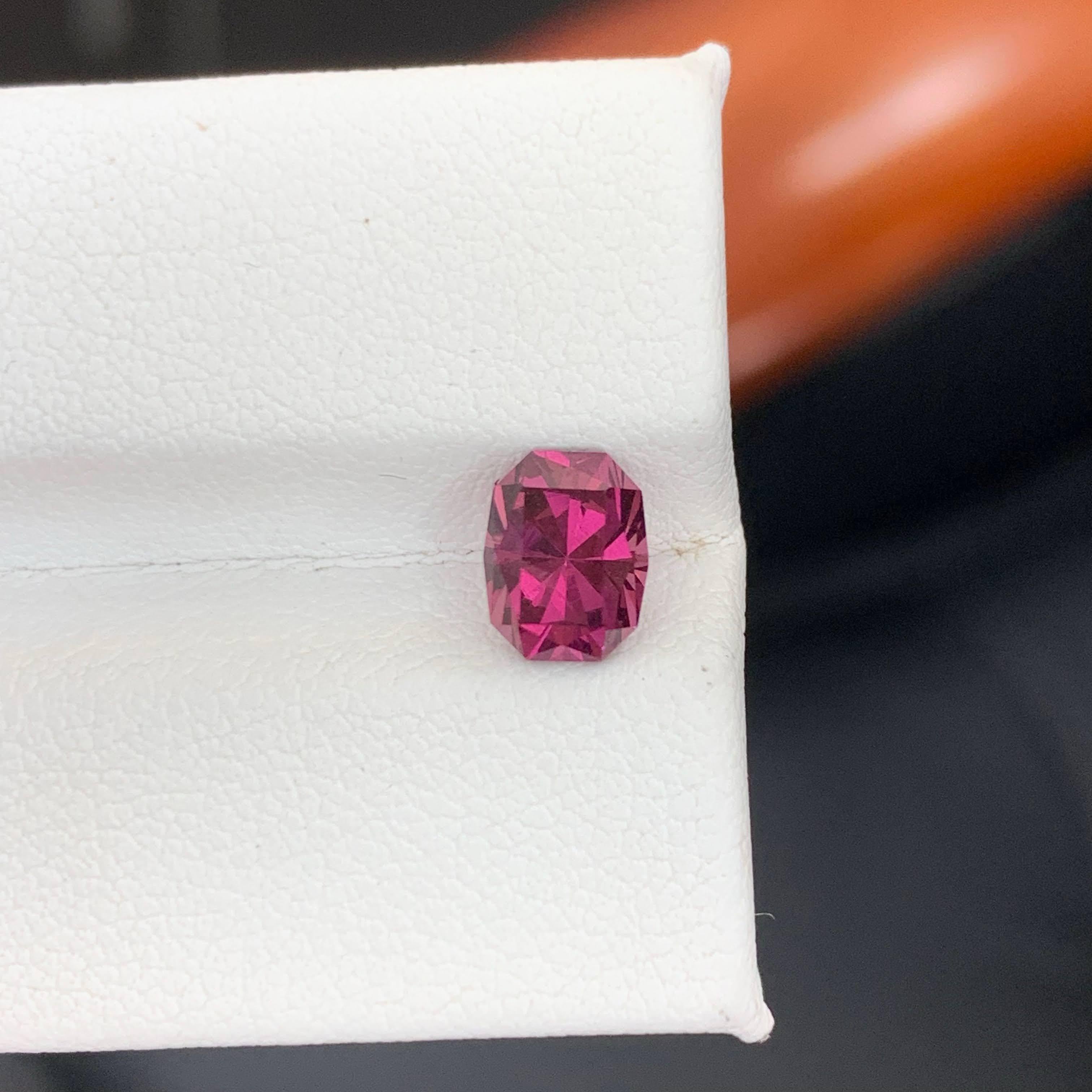 1.70 Carat Natural Loose Hot Pink Garnet Cushion Precision Cut African Gemstone (pierre précieuse africaine) Neuf - En vente à Bangkok, TH