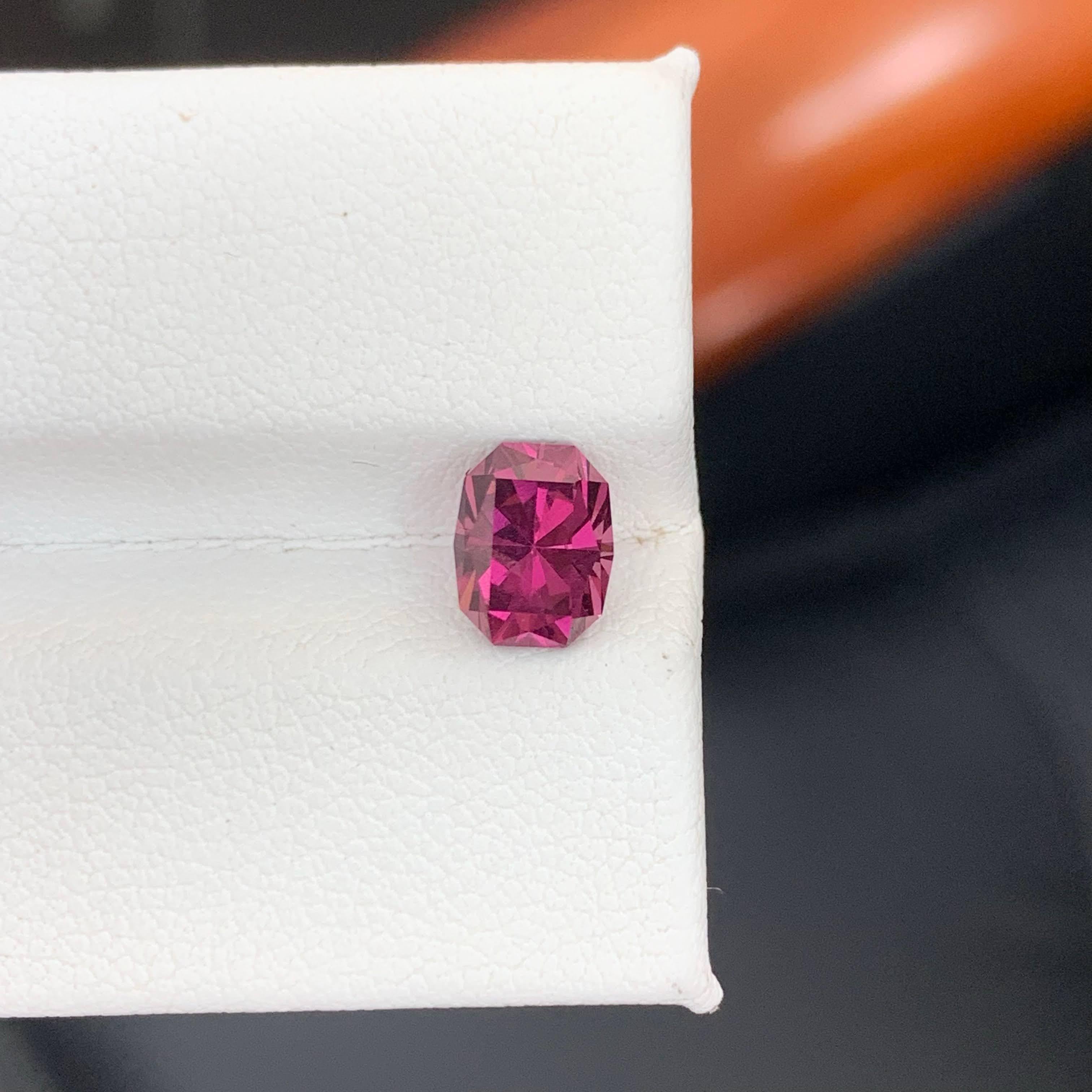 1.70 Carat Natural Loose Hot Pink Garnet Cushion Precision Cut African Gemstone (pierre précieuse africaine) Unisexe en vente