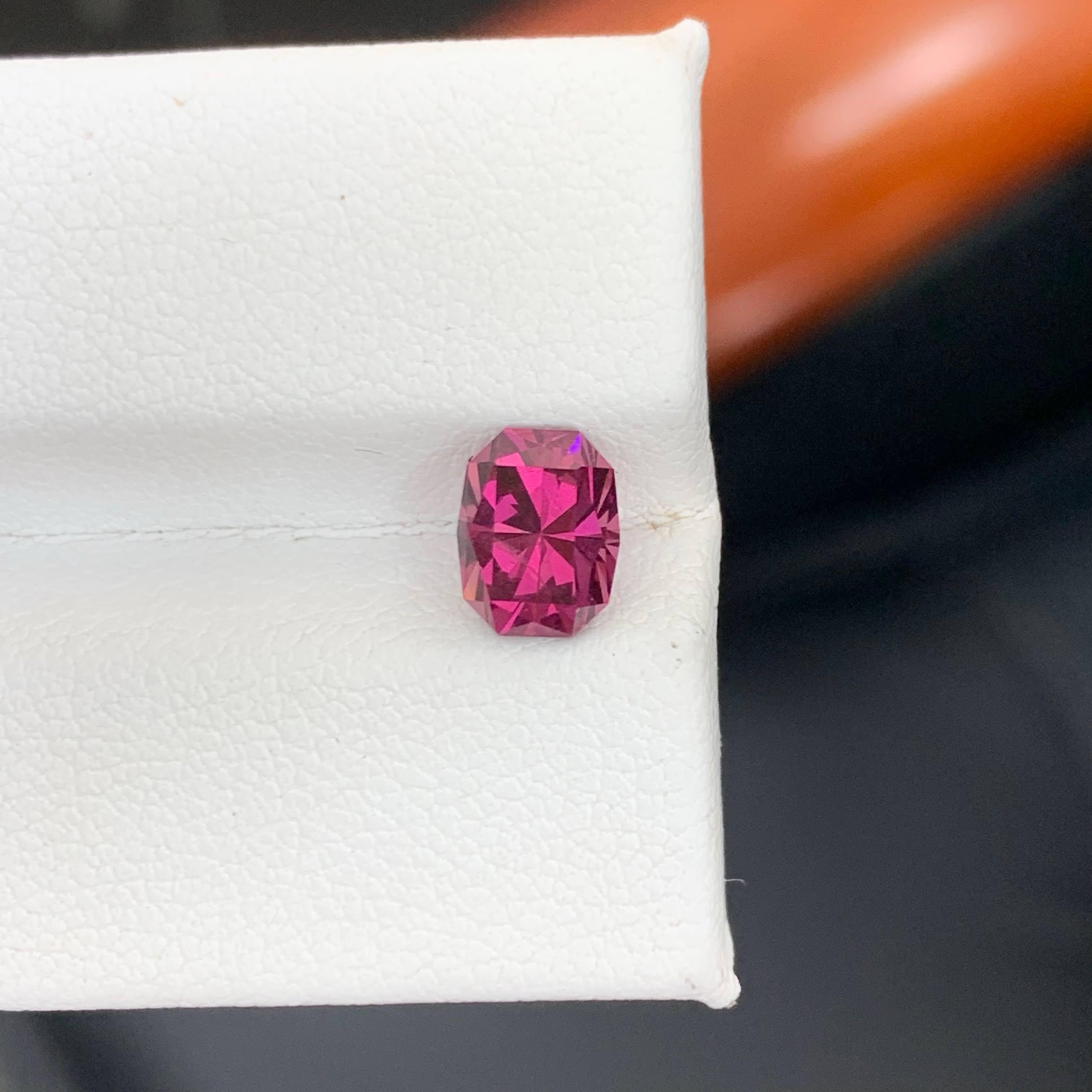 1.70 Carat Natural Loose Hot Pink Garnet Cushion Precision Cut African Gemstone (pierre précieuse africaine) en vente 1